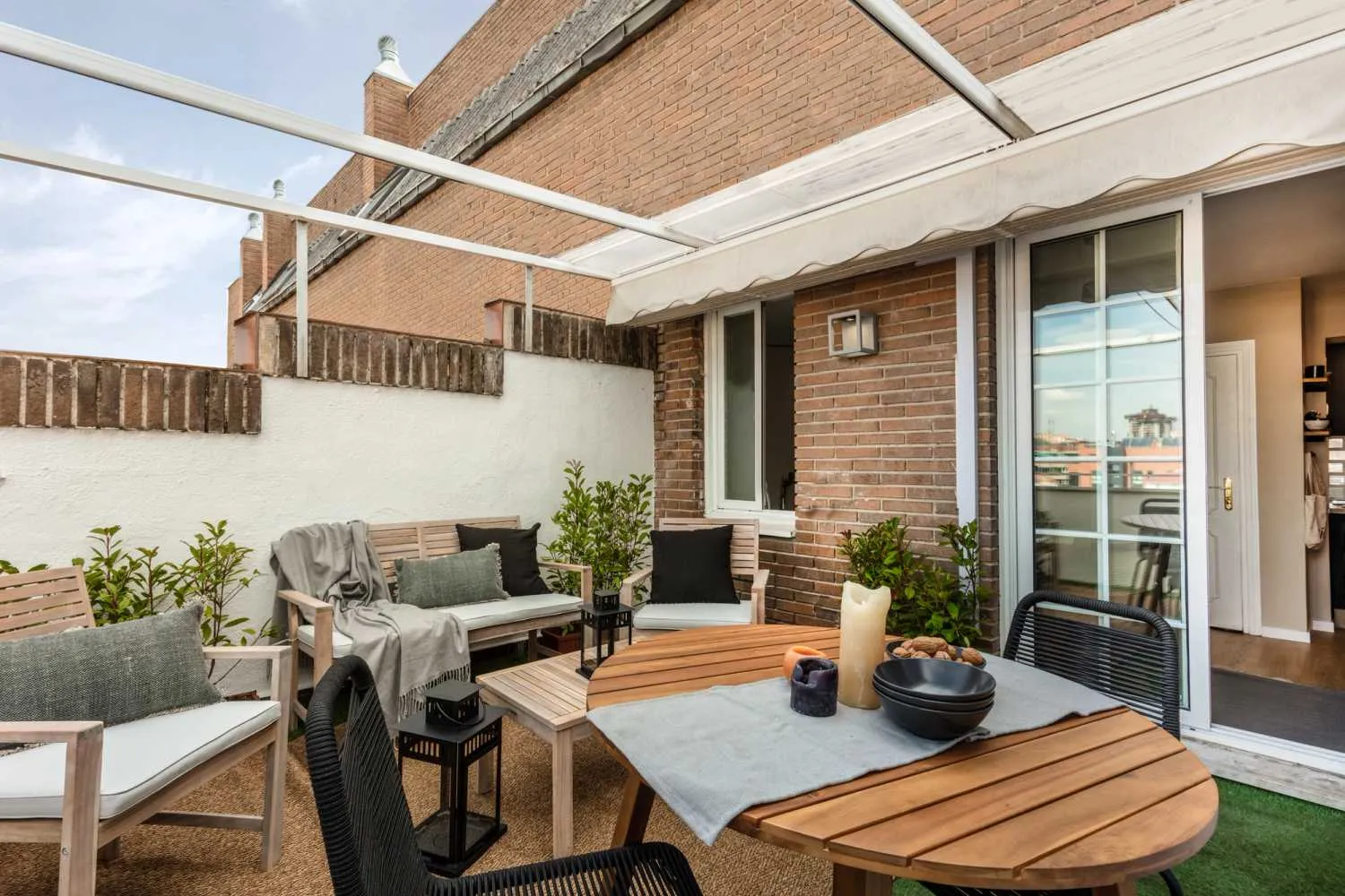 Sleek Madrid Flat With Pro Workspace, Hd Setup & Chef's Kitchen For Remote Work Flexibility #2