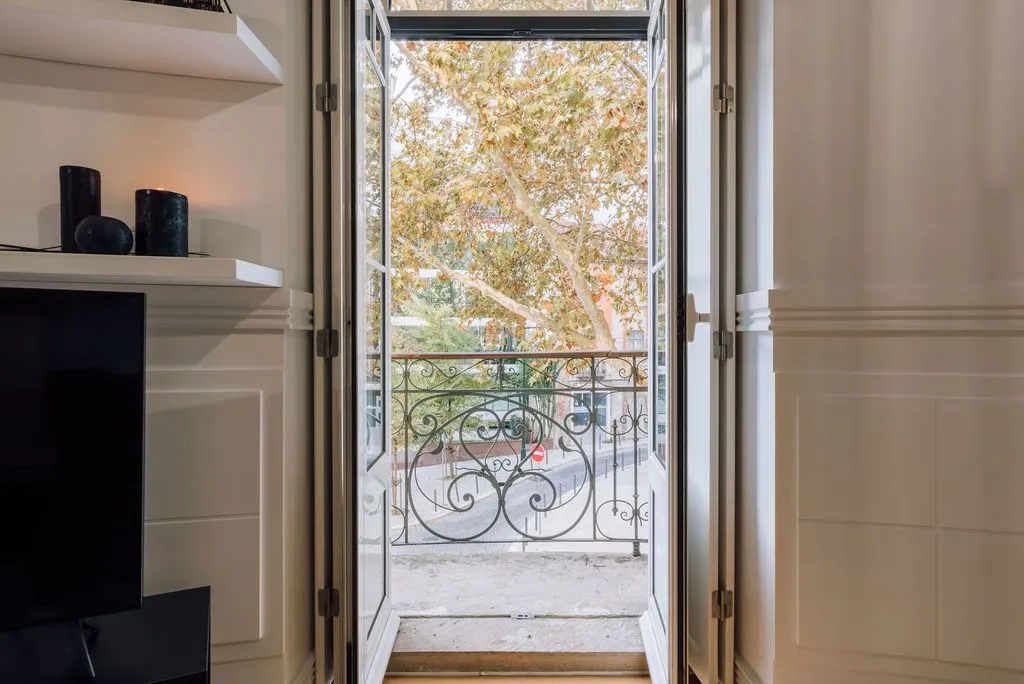 Stylish Lisbon Flat With Ultra-fast Wifi And Professional Home Office Setup #5