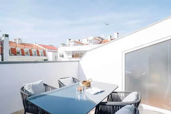 Airy 2-bed Lisbon Flat With Pro Workstation & Streaming Setup For Remote Professionals #2