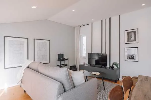 Airy 2-bed Lisbon Flat With Pro Workstation & Streaming Setup For Remote Professionals #4