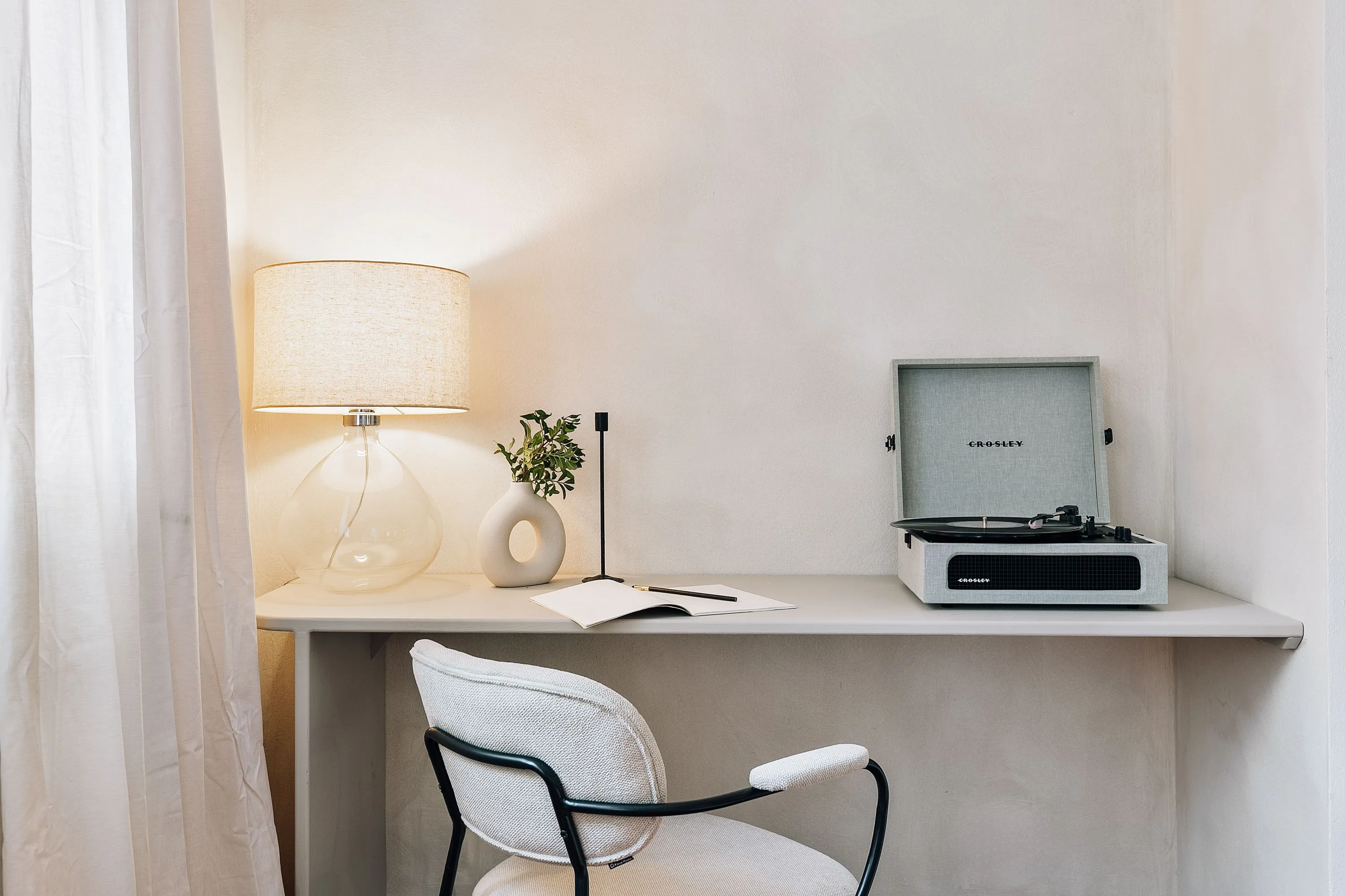 Spacious Barcelona Flat With High-speed Fiber And Pro Work Setup For Remote Professionals #3