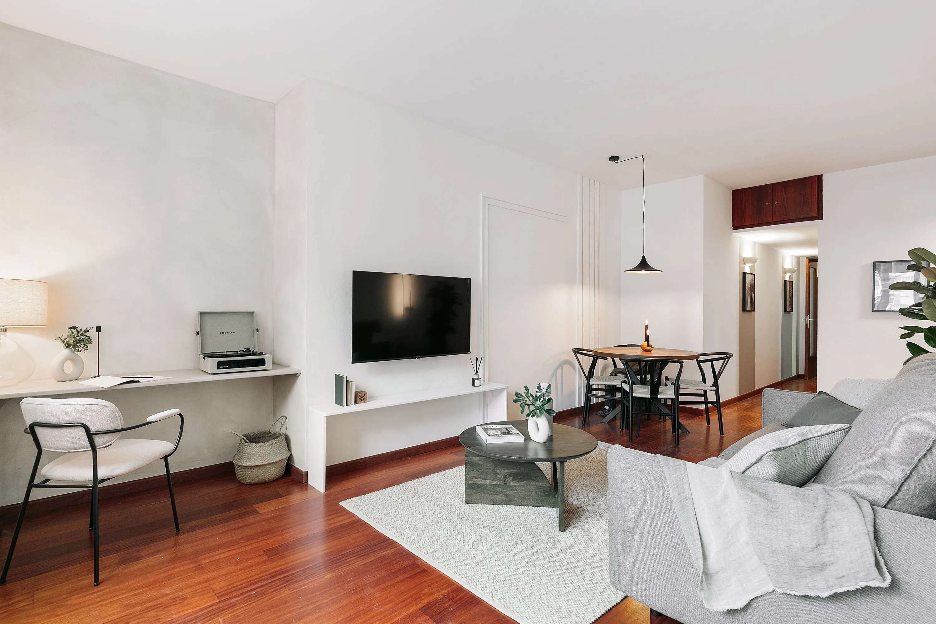 Spacious Barcelona Flat With High-speed Fiber And Pro Work Setup For Remote Professionals #2
