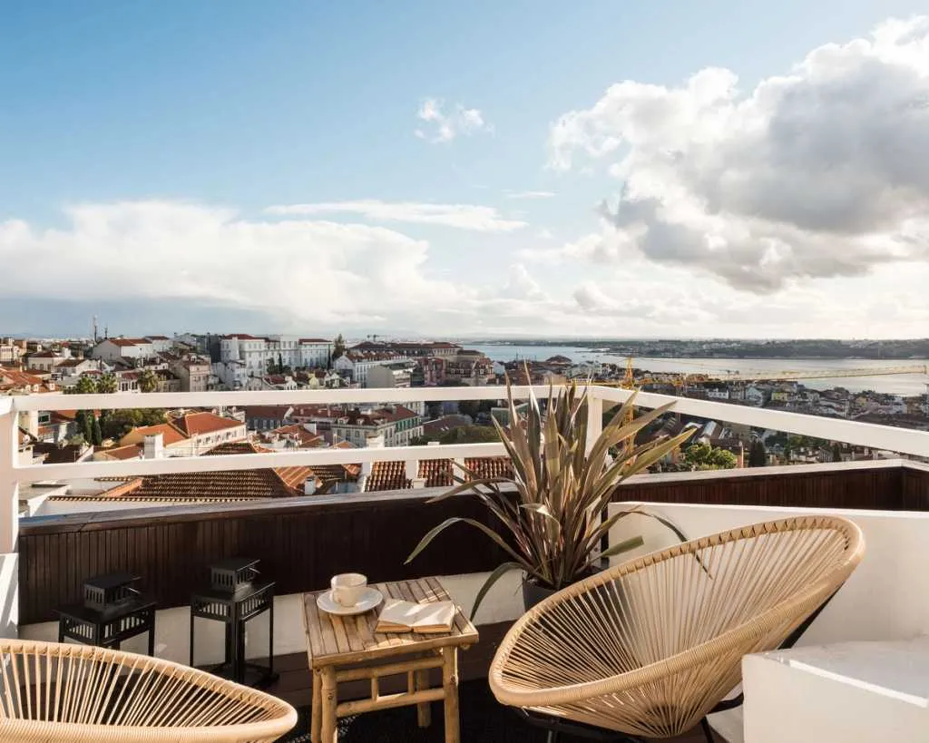 Refined Lisbon Flat With High-speed Fiber & Dual Monitors For Digital Nomads #4