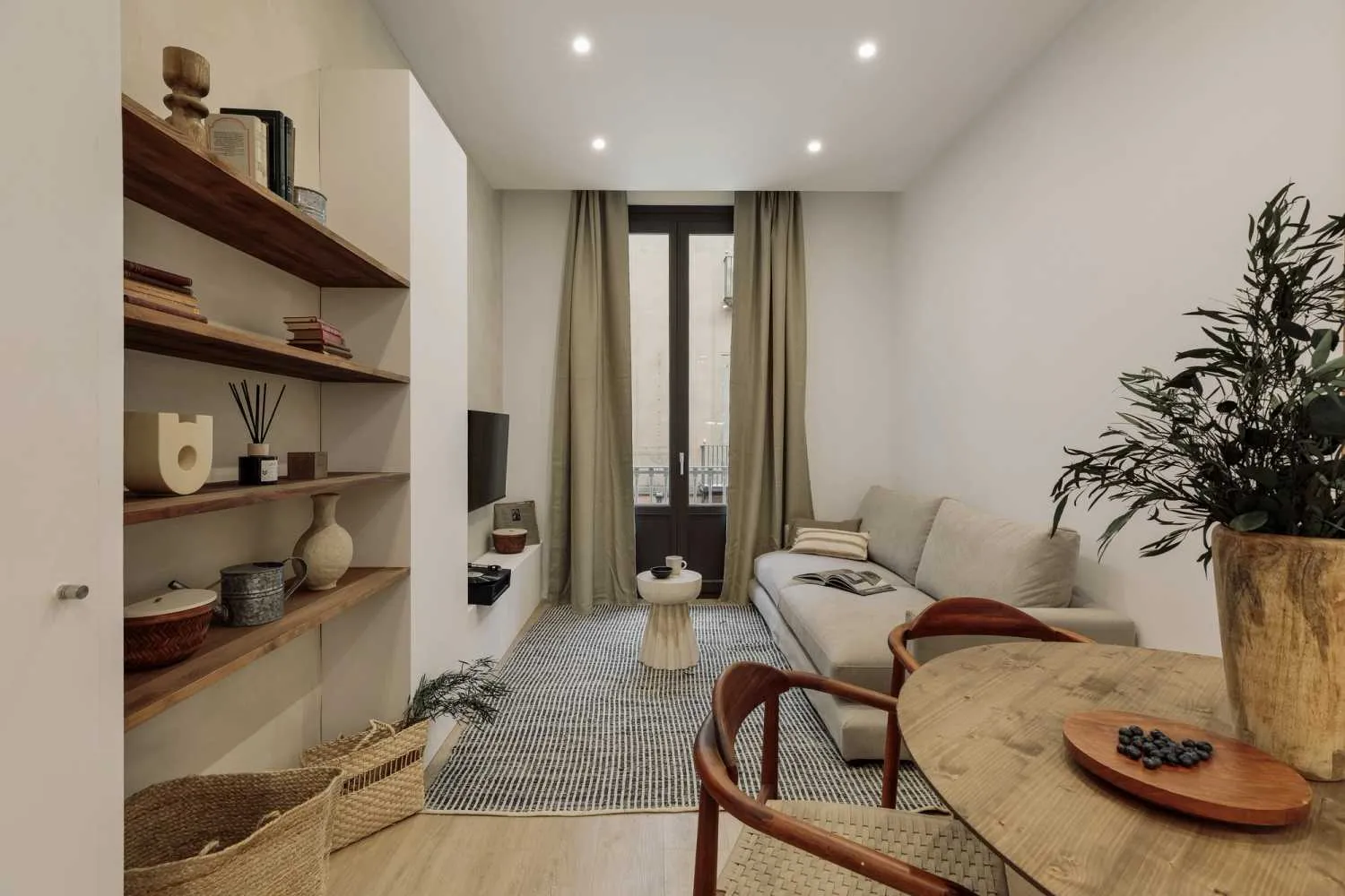 Luxurious 2-bed Barcelona Flat With Pro Home Office & Gigabit Internet For Remote Work #4
