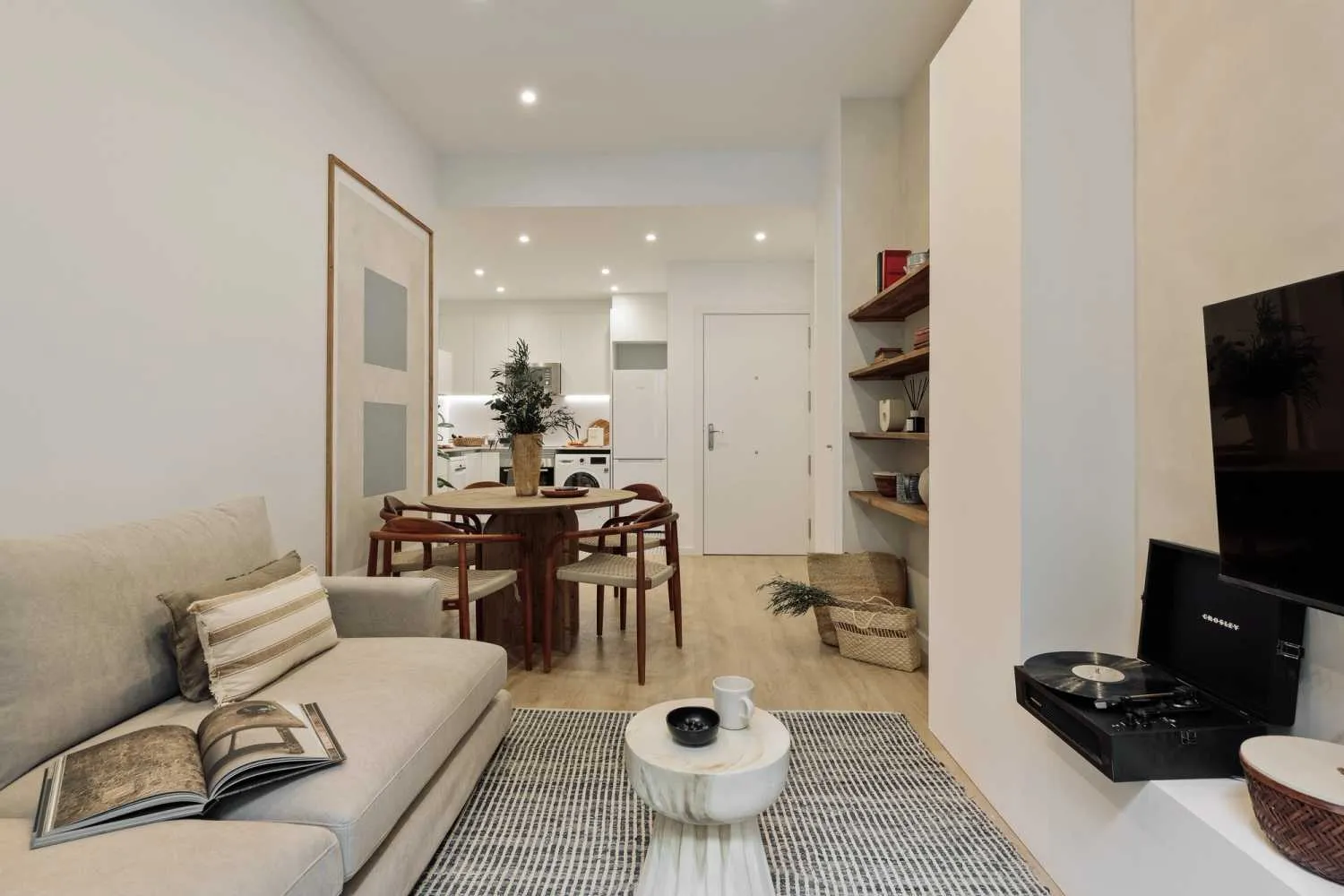 Luxurious 2-bed Barcelona Flat With Pro Home Office & Gigabit Internet For Remote Work #2