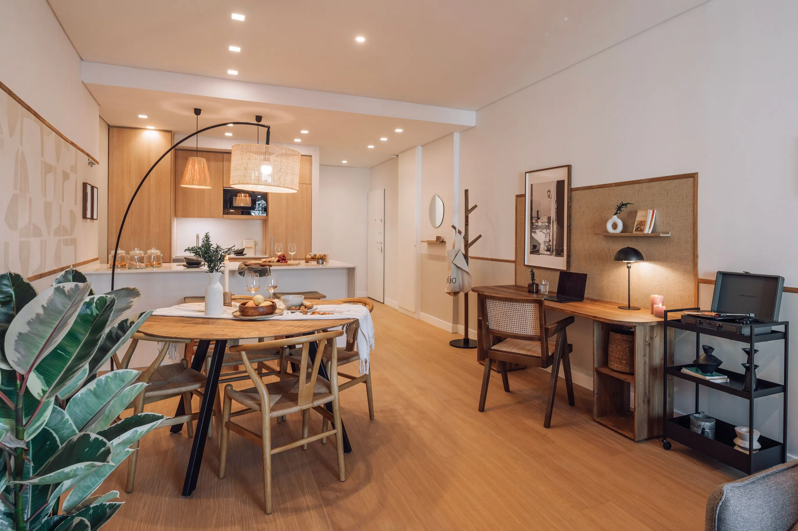 Trendy Lisbon 80m2 Flat With Pro Workspace, Dual Monitors & Chef's Kitchen For Remote Work #3