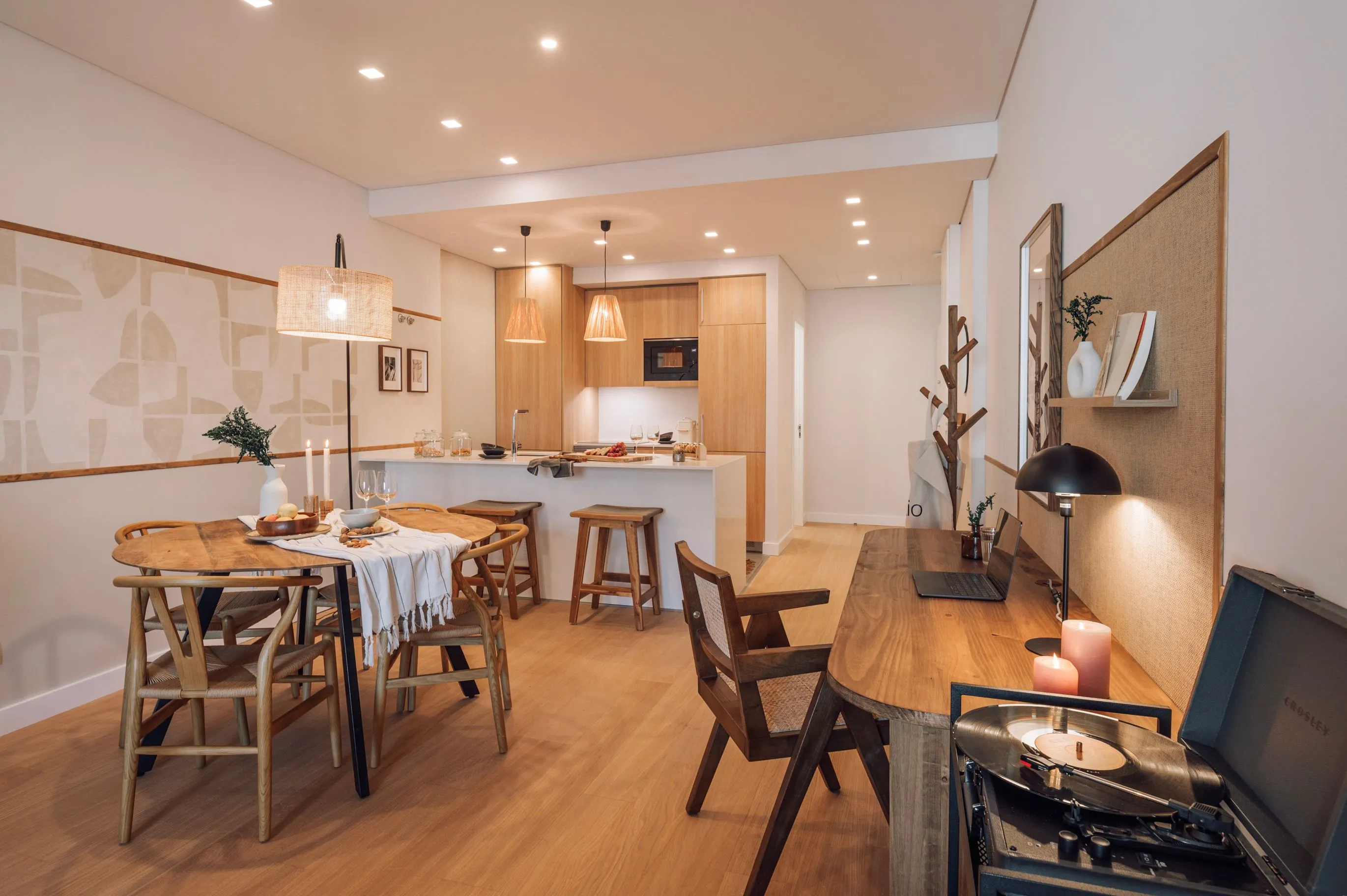 Trendy Lisbon 80m2 Flat With Pro Workspace, Dual Monitors & Chef's Kitchen For Remote Work #2