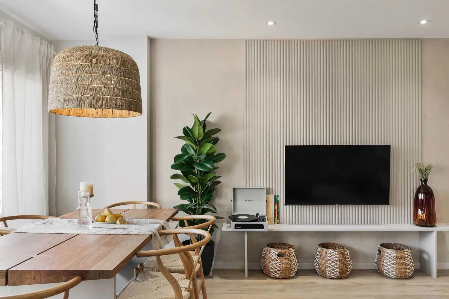 Spacious Barcelona Flat With Dual Monitors & Chef's Kitchen For Remote Work Success #5