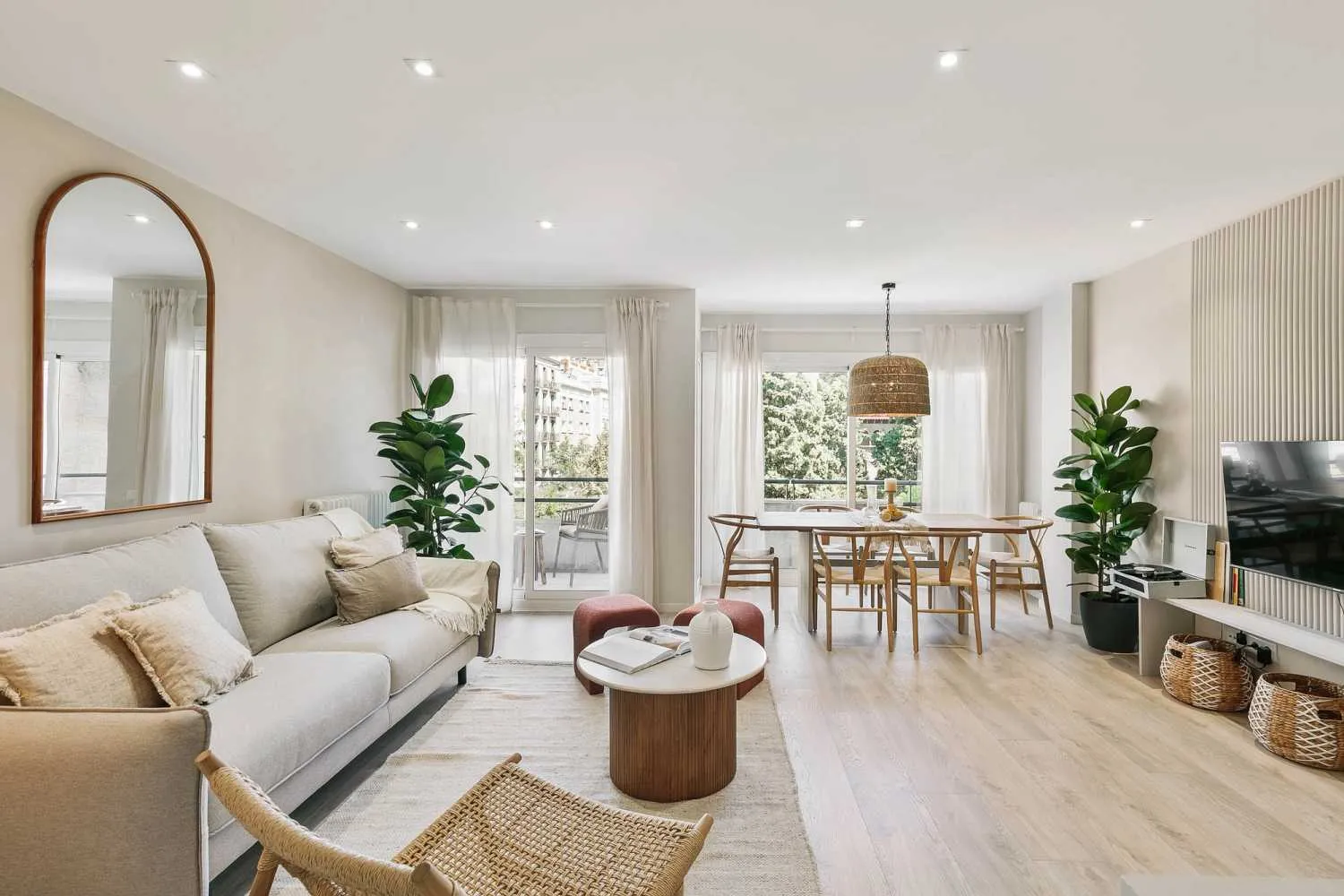 Spacious Barcelona Flat With Dual Monitors & Chef's Kitchen For Remote Work Success #2