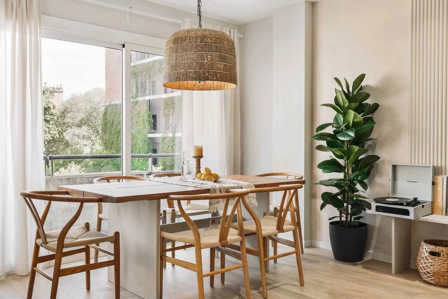 Spacious Barcelona Flat With Dual Monitors & Chef's Kitchen For Remote Work Success #4