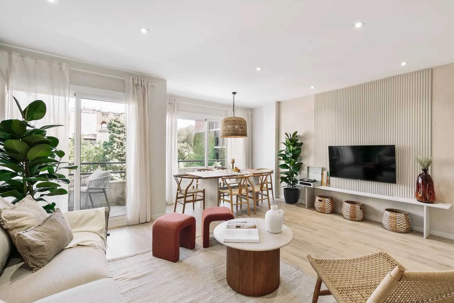 Spacious Barcelona Flat With Dual Monitors & Chef's Kitchen For Remote Work Success #3