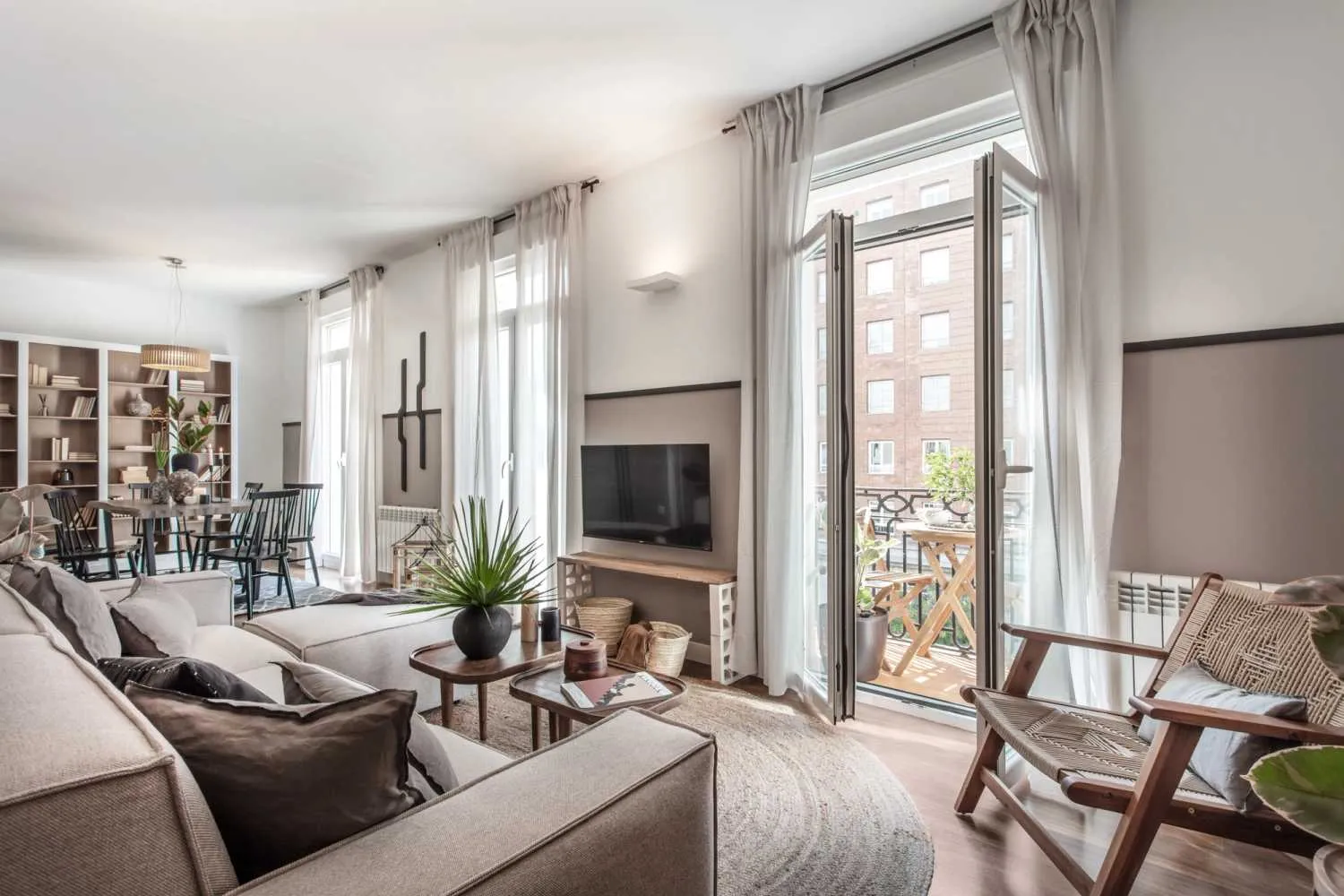 Modern Madrid Apartment With Premium Workspace & Gigabit Internet For Remote Work #4