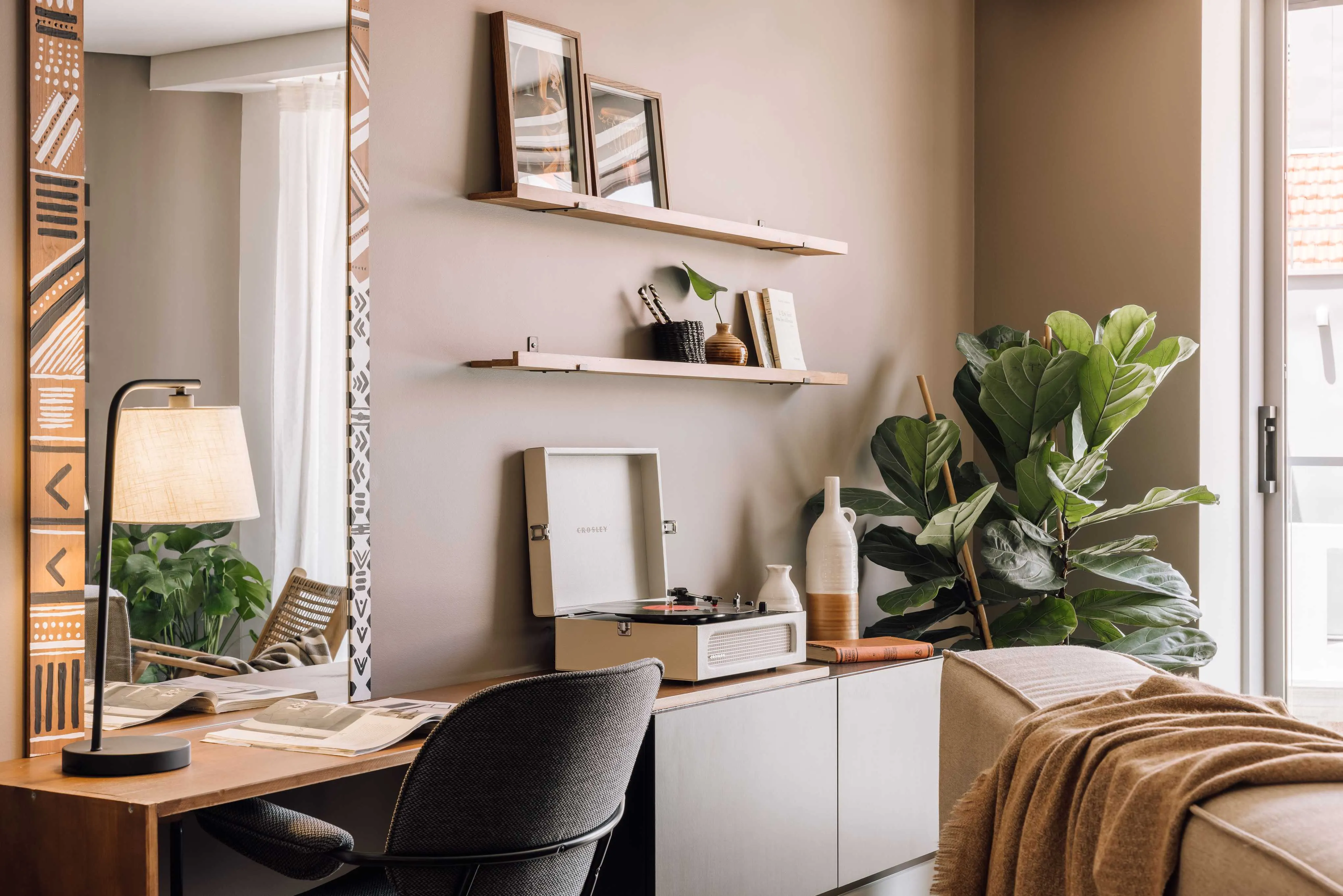 Modern Lisbon Flat With Gigabit Internet & Pro Workstation For Remote Professionals #5