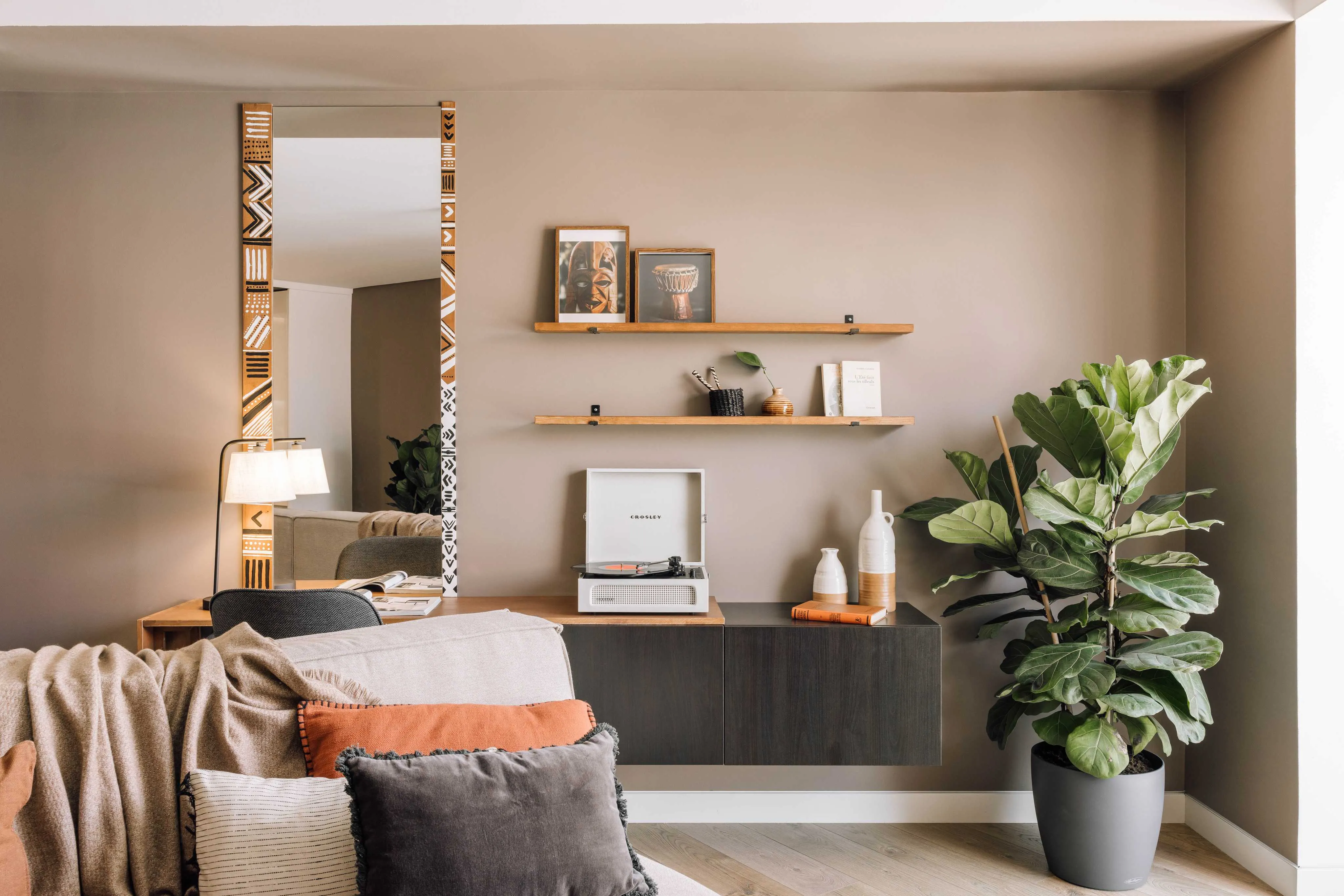 Modern Lisbon Flat With Gigabit Internet & Pro Workstation For Remote Professionals #2