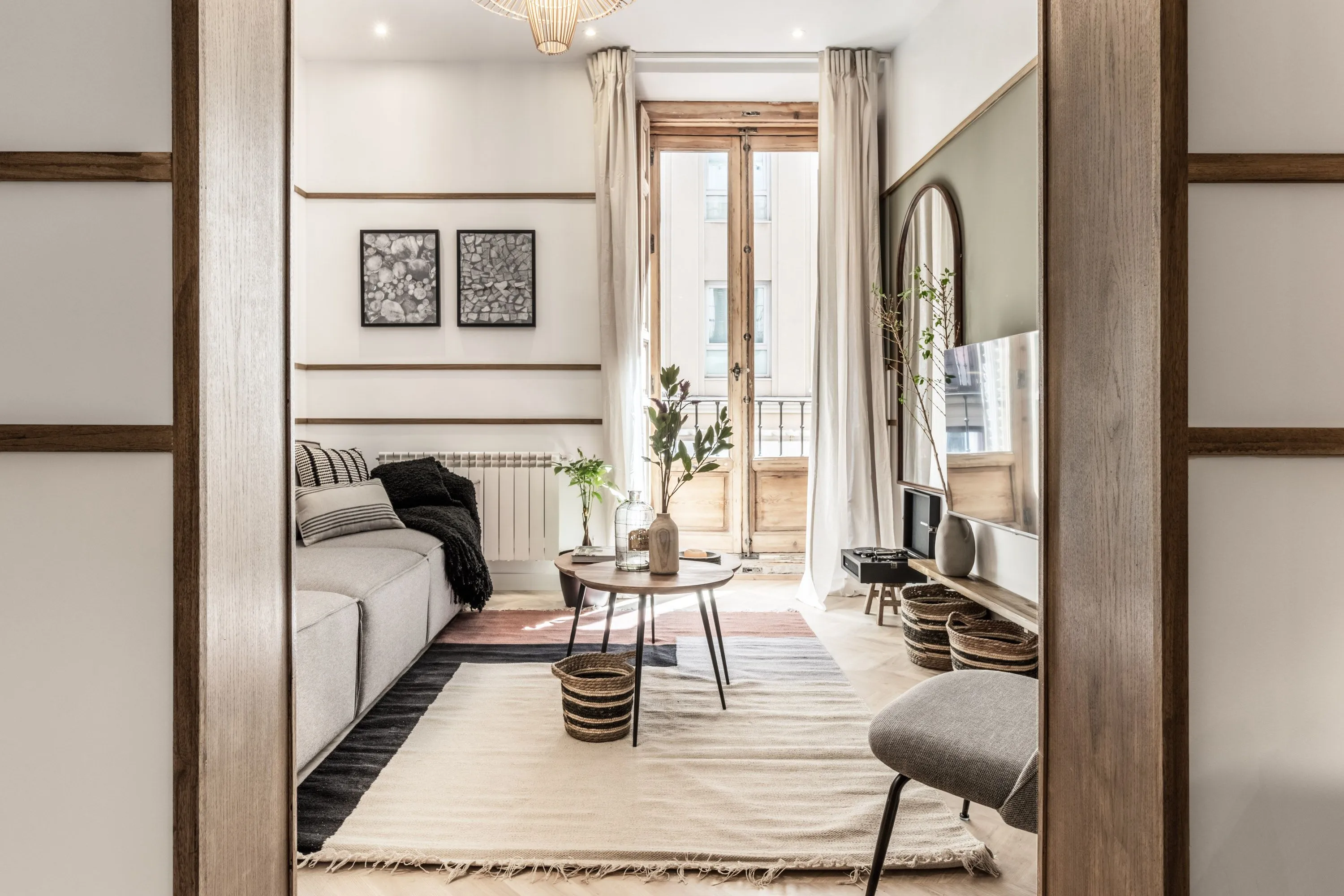 Spacious Madrid Flat With Gigabit Internet & Pro Workspace For Remote Professionals #4