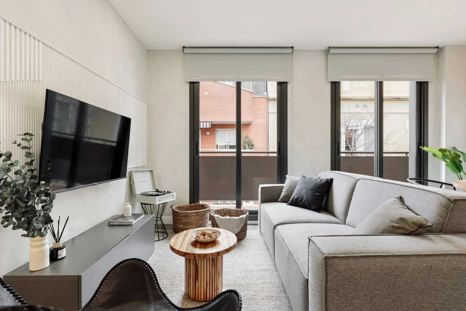 Chic 2-bed Flat With Home Office & Gigabit Internet In Barcelona #4