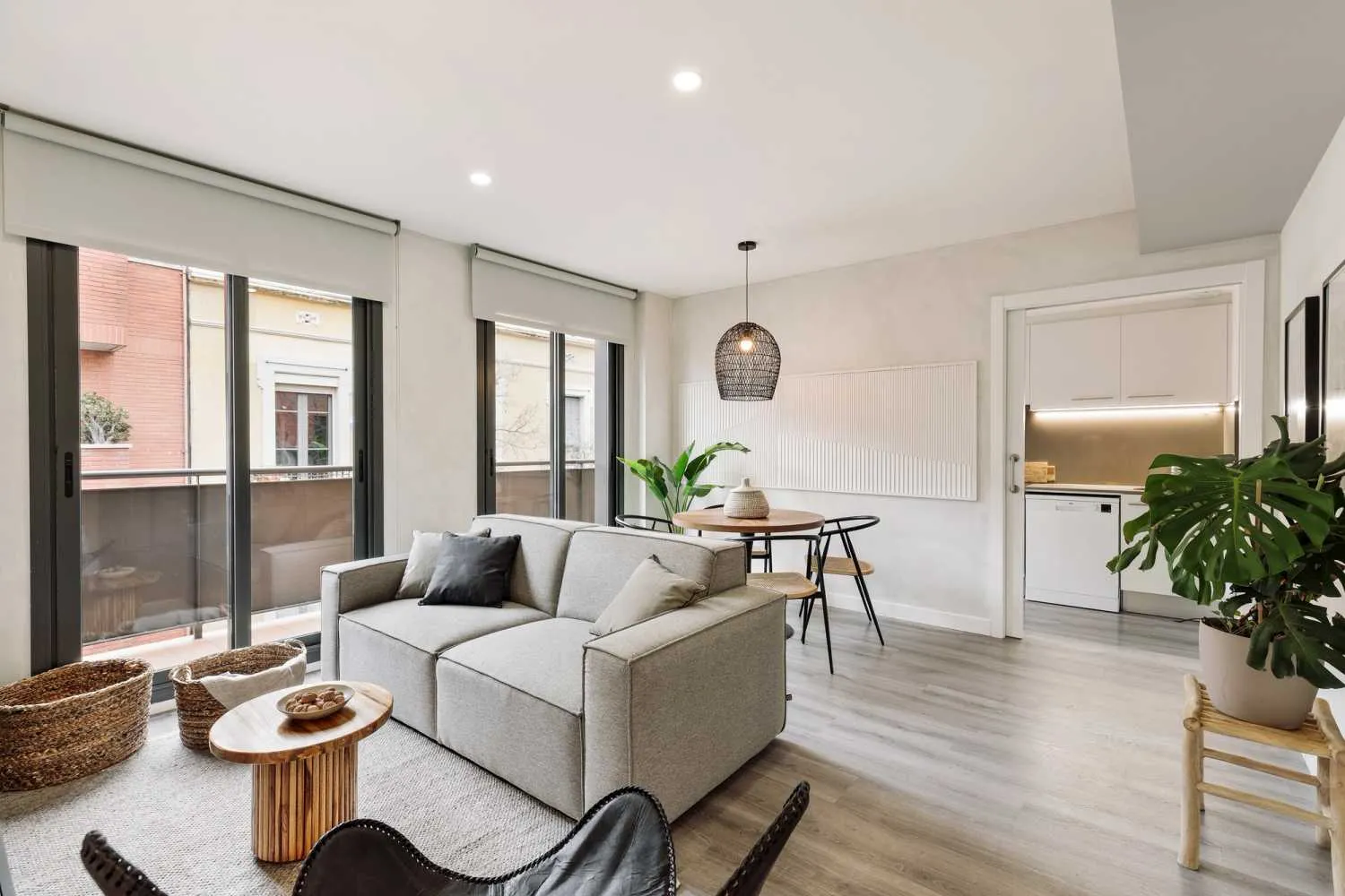 Chic 2-bed Flat With Home Office & Gigabit Internet In Barcelona #3