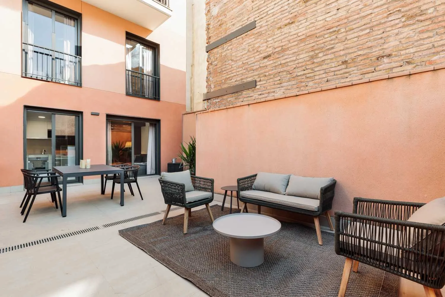 Luxurious 3-bed Designer Flat With Gigabit Internet & Pro Workspace In Barcelona Center #4
