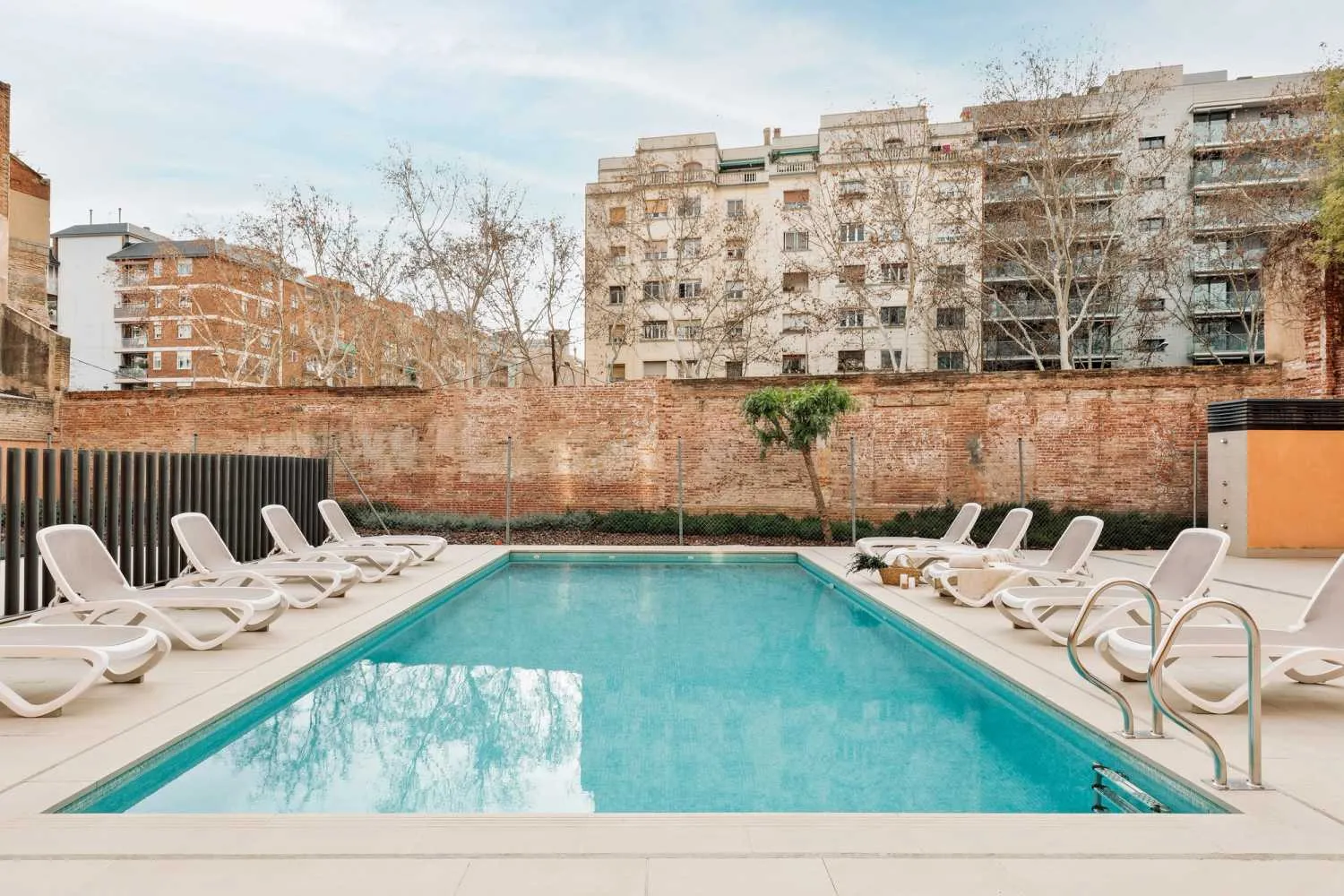 Luxurious 3-bed Designer Flat With Gigabit Internet & Pro Workspace In Barcelona Center #2