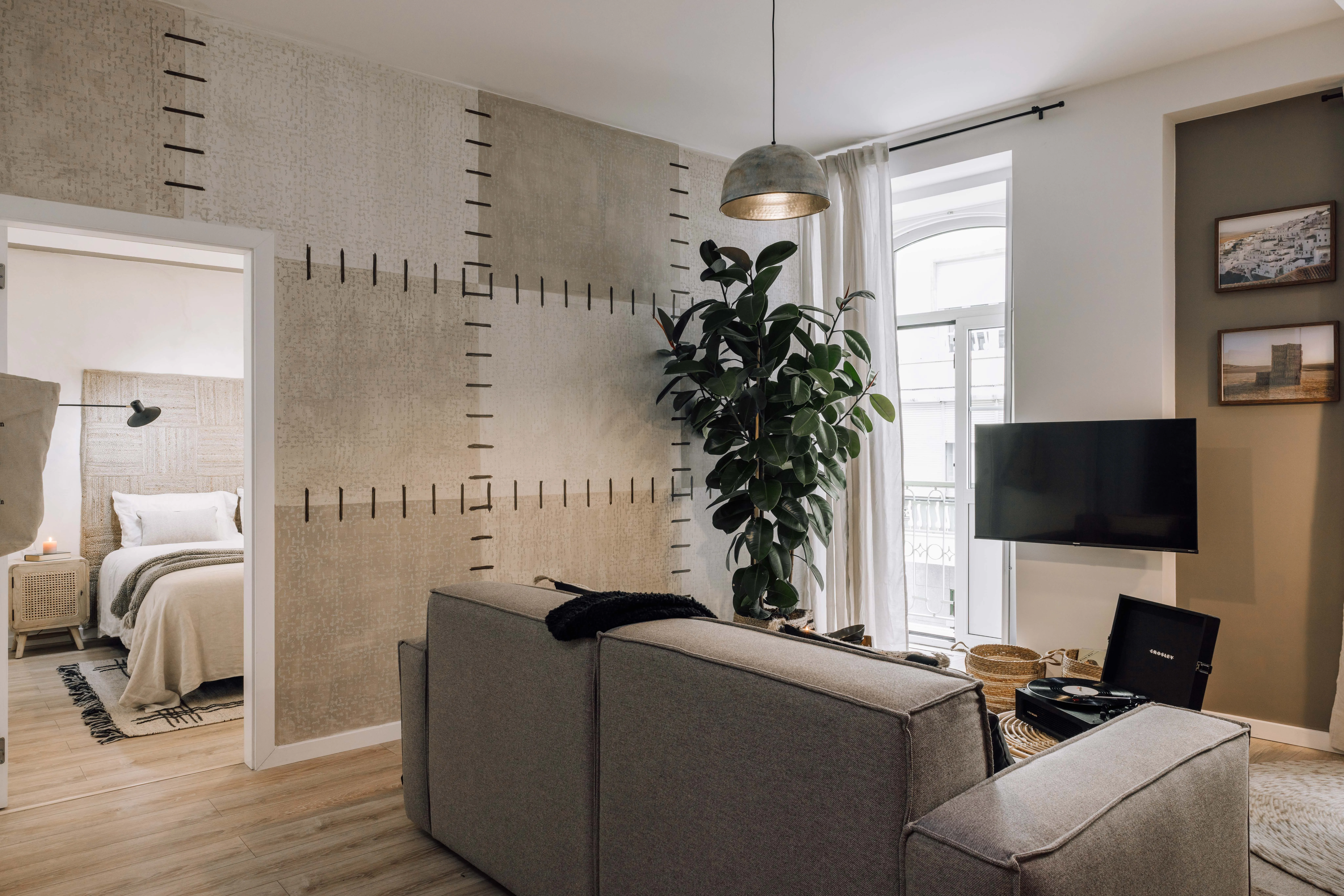 Contemporary Lisbon Flat With Ultra-fast Wifi, External Displays, And Modern Kitchen #3