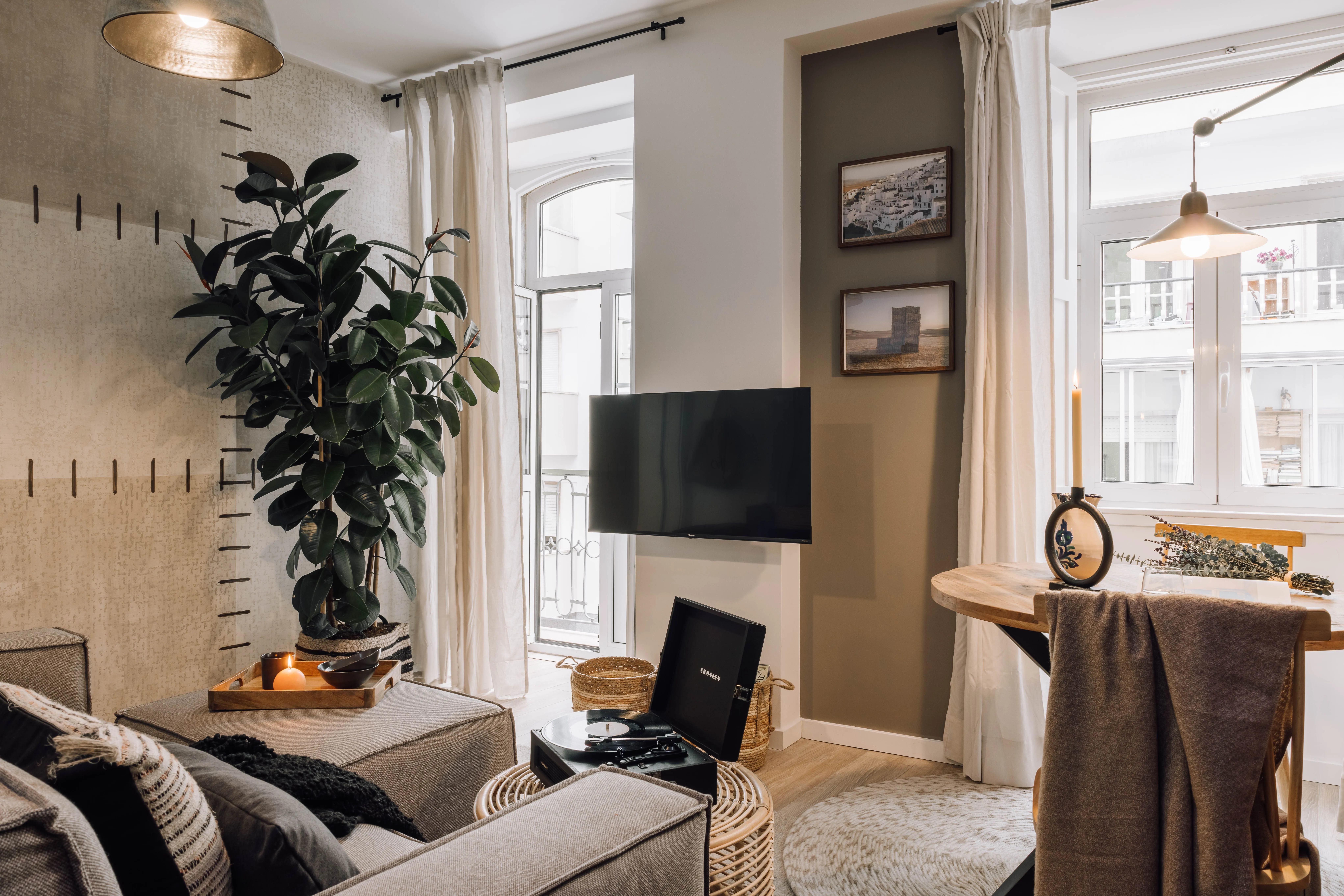 Contemporary Lisbon Flat With Ultra-fast Wifi, External Displays, And Modern Kitchen #2