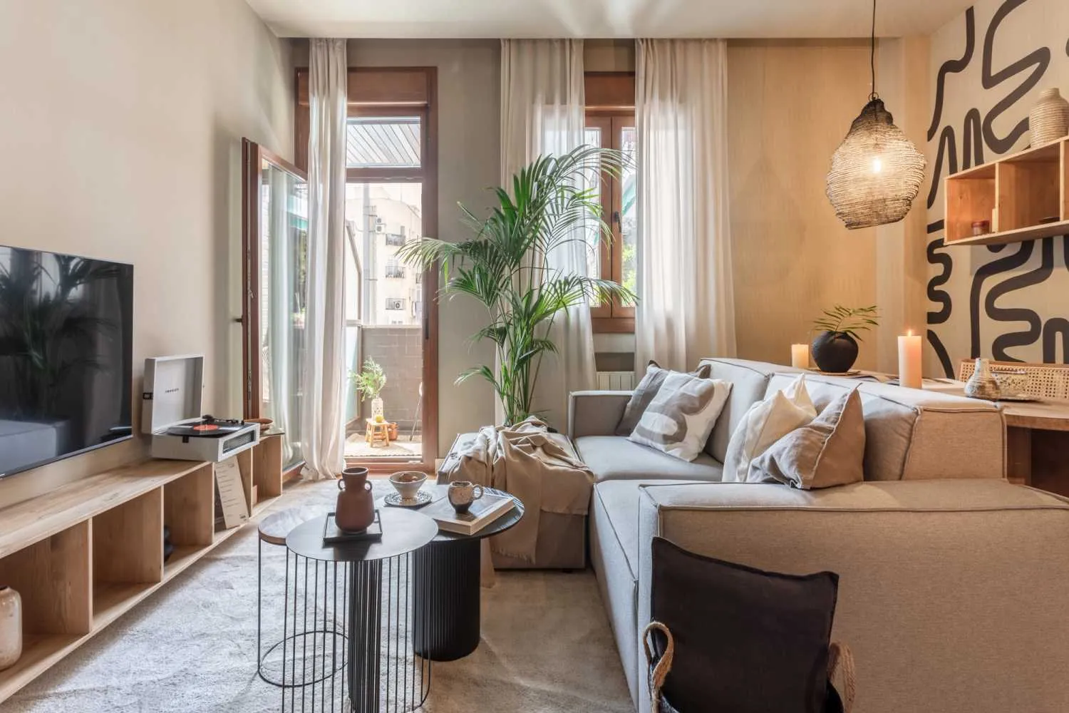 Contemporary Madrid Flat With Premium Workstation & High-speed Fiber For Digital Nomads #3