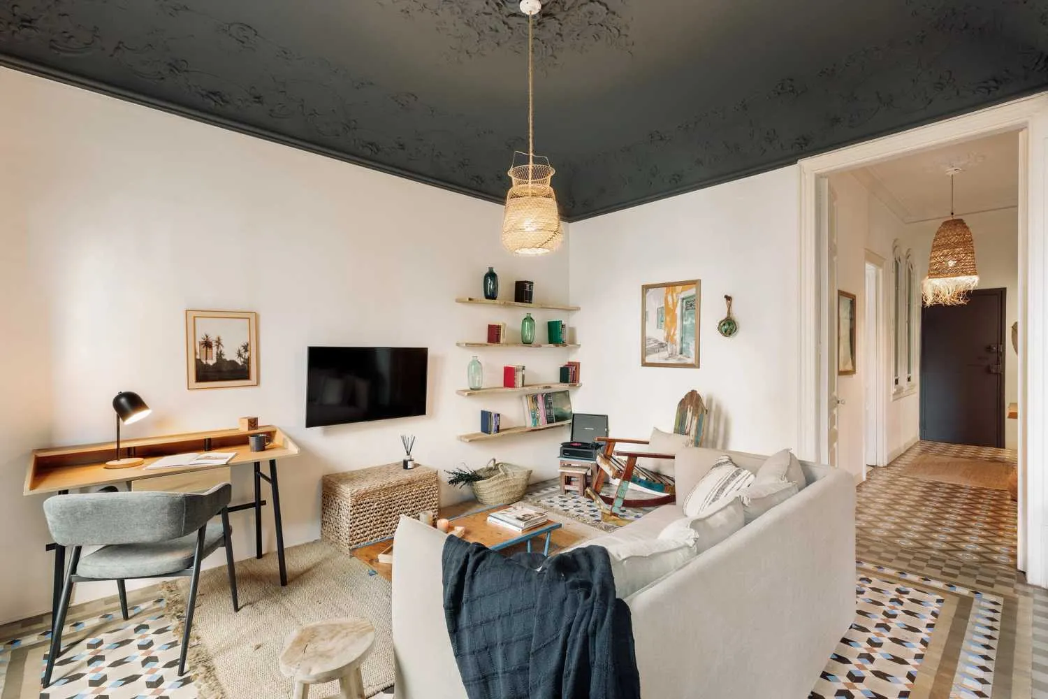 Sleek Barcelona Flat With Gigabit Internet & Pro Workspace For Digital Nomads #4