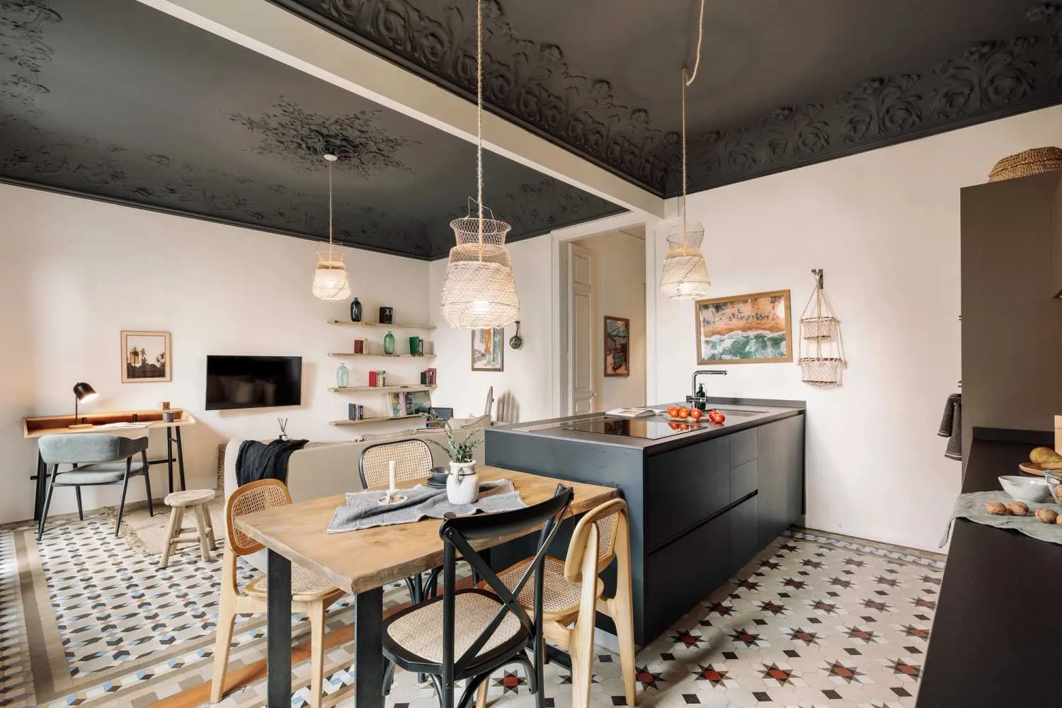 Sleek Barcelona Flat With Gigabit Internet & Pro Workspace For Digital Nomads #2