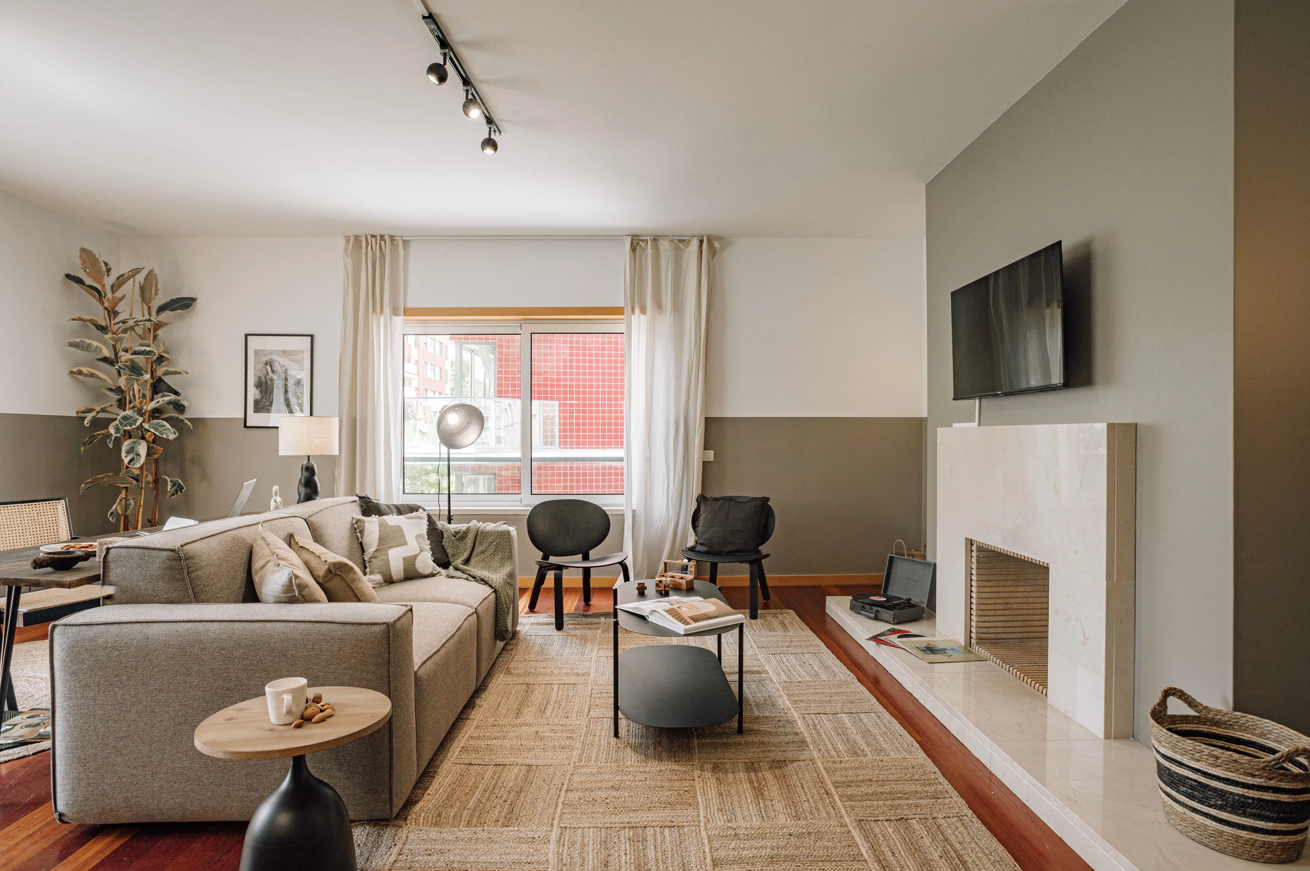 Expansive Lisbon Flat With Ultra-fast Wifi, Dual Monitors & Ergonomic Home Office Setup #3