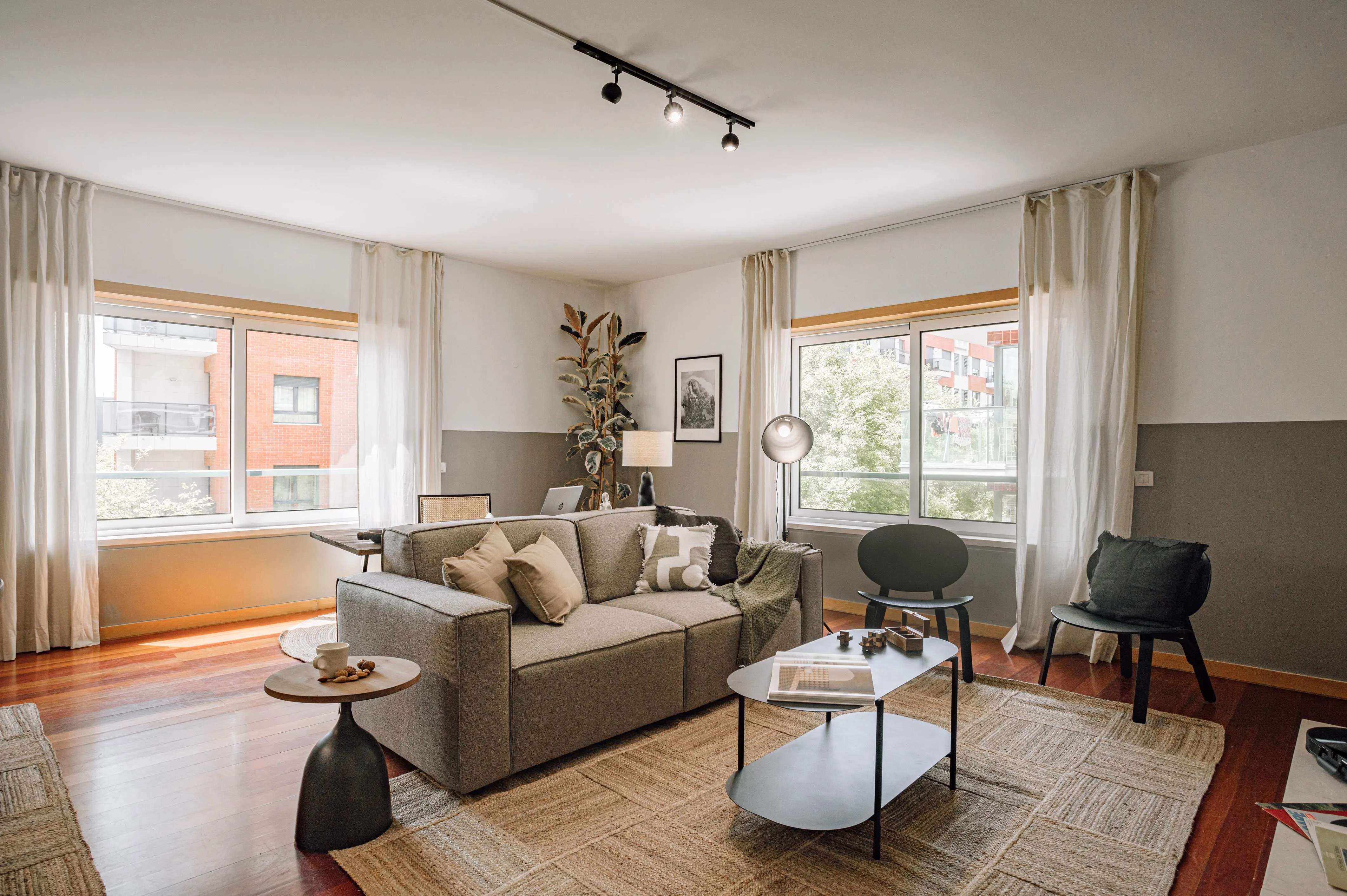 Expansive Lisbon Flat With Ultra-fast Wifi, Dual Monitors & Ergonomic Home Office Setup #2