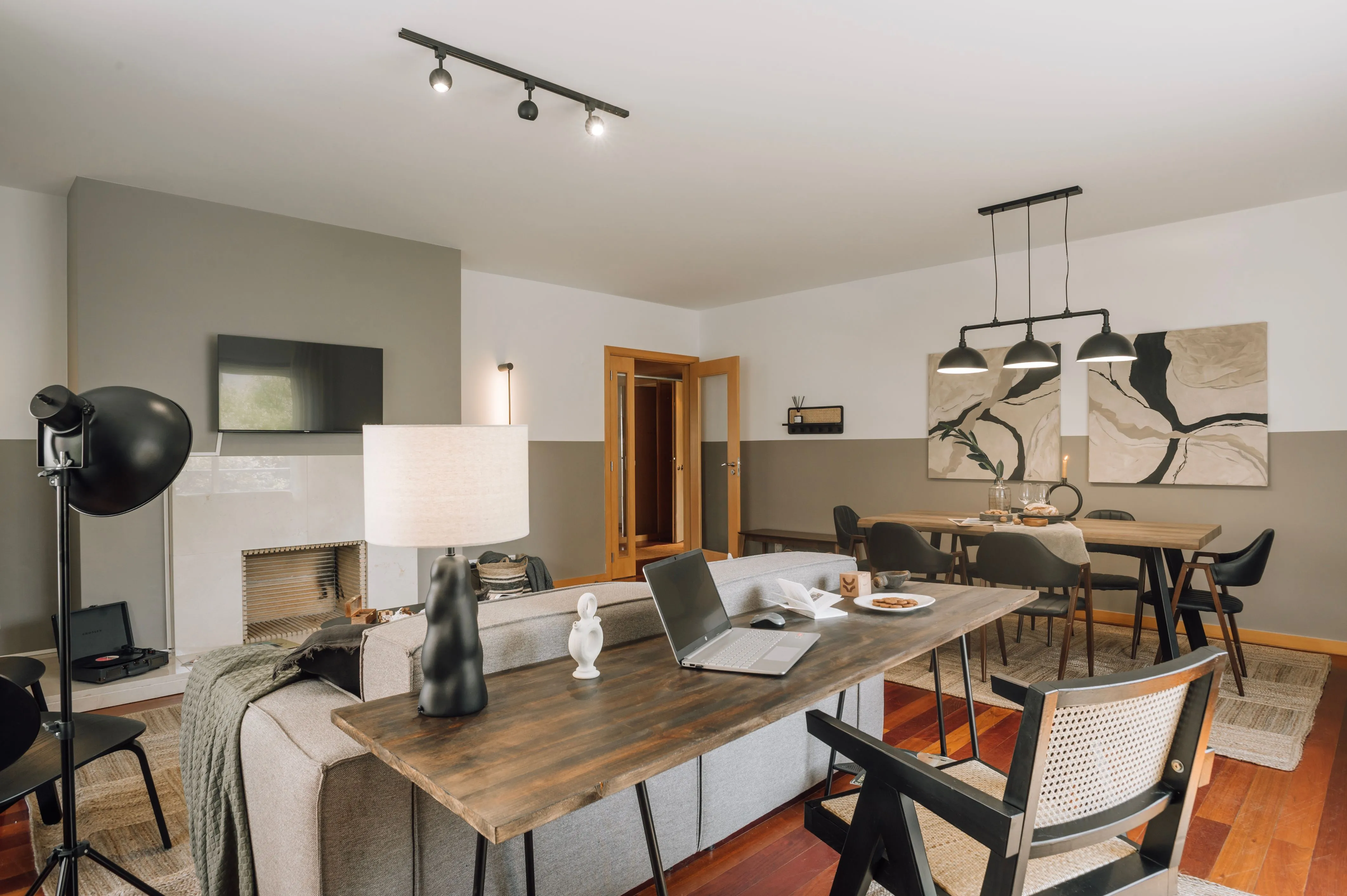 Expansive Lisbon Flat With Ultra-fast Wifi, Dual Monitors & Ergonomic Home Office Setup #4