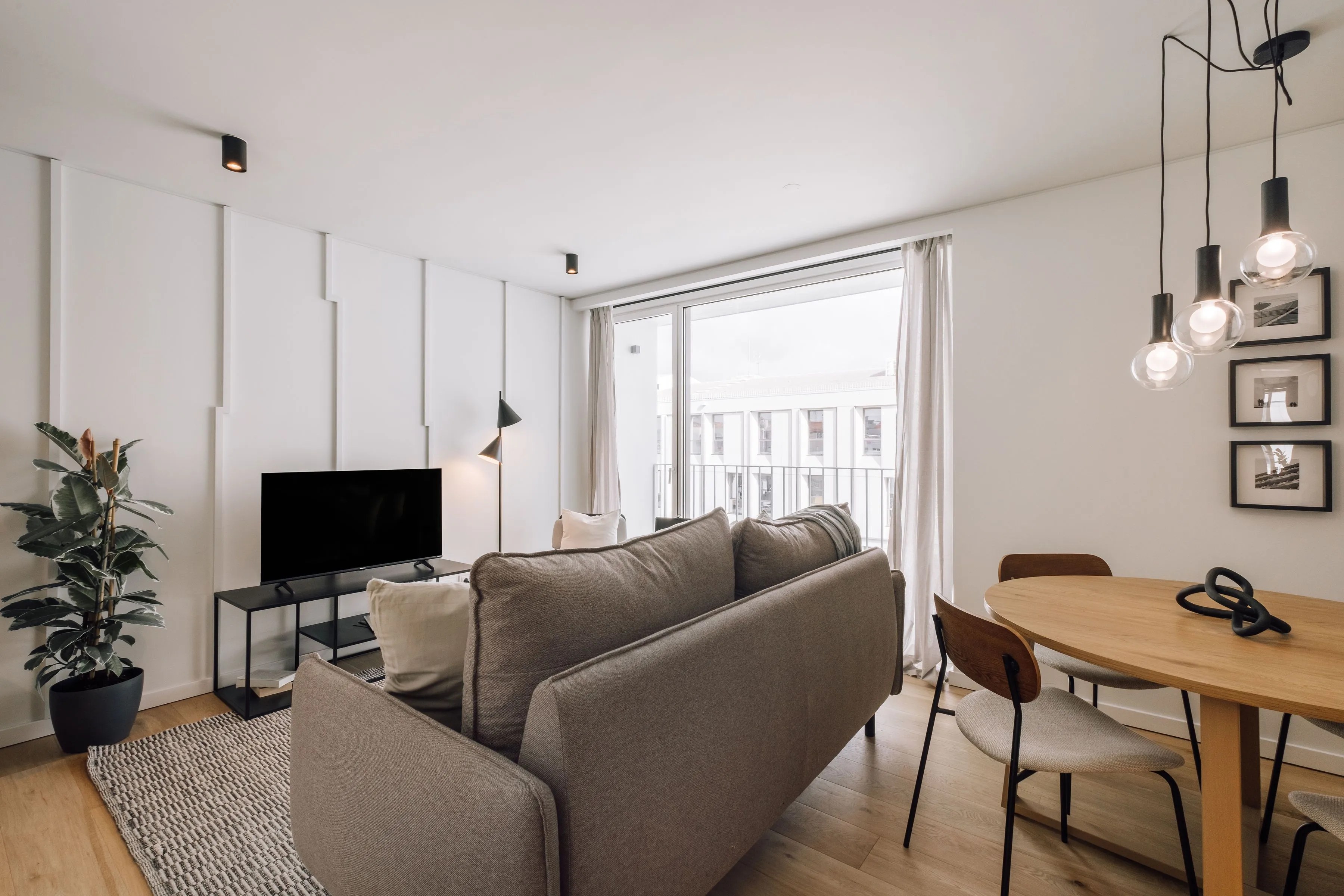Spacious Lisbon Flat With Ultra-fast Wifi & Pro Work Setup For Digital Nomads #3
