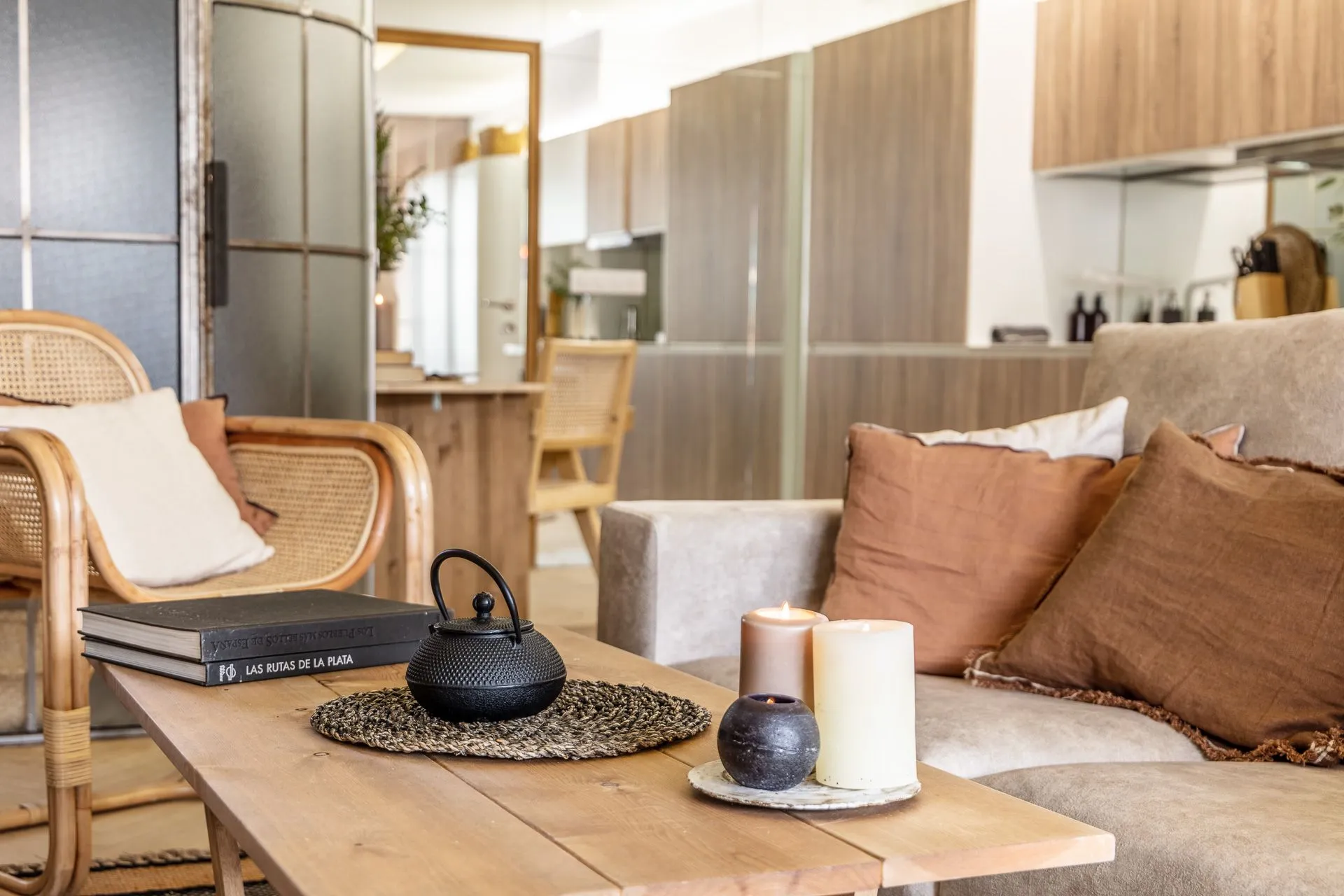 Contemporary Madrid Flat With High-speed Fiber & Pro Home Office Setup For Remote Work #4