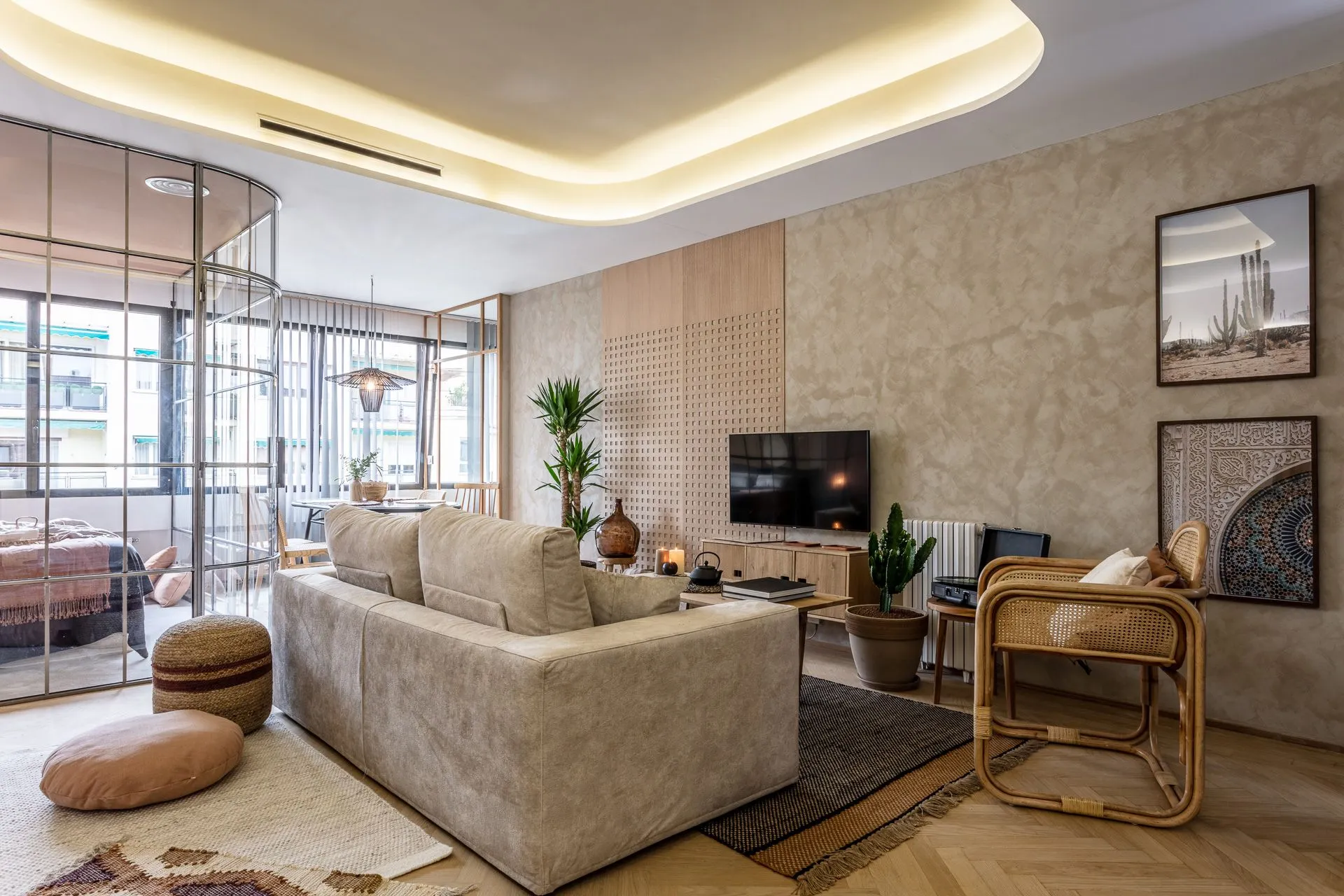 Contemporary Madrid Flat With High-speed Fiber & Pro Home Office Setup For Remote Work #3