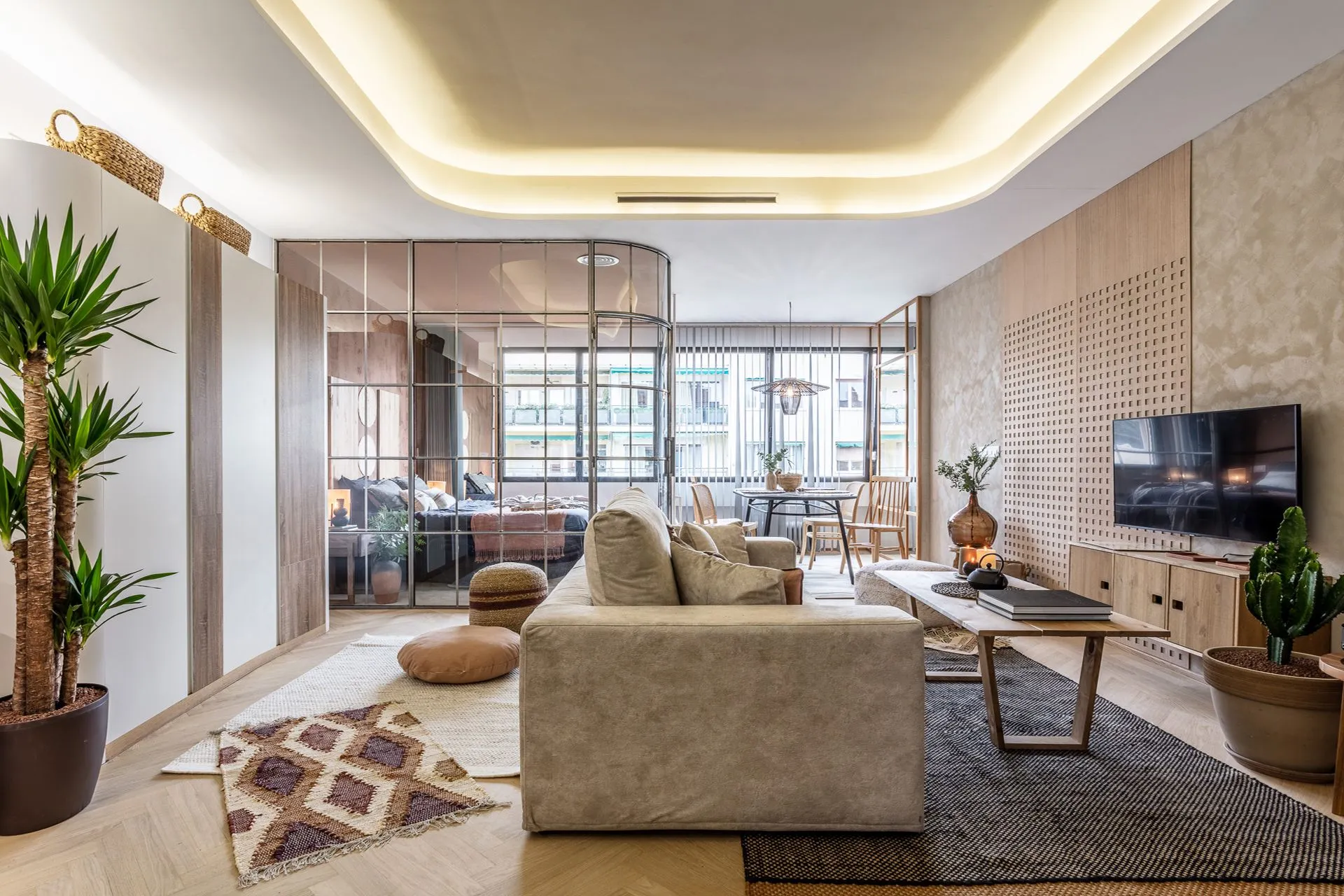 Contemporary Madrid Flat With High-speed Fiber & Pro Home Office Setup For Remote Work #2