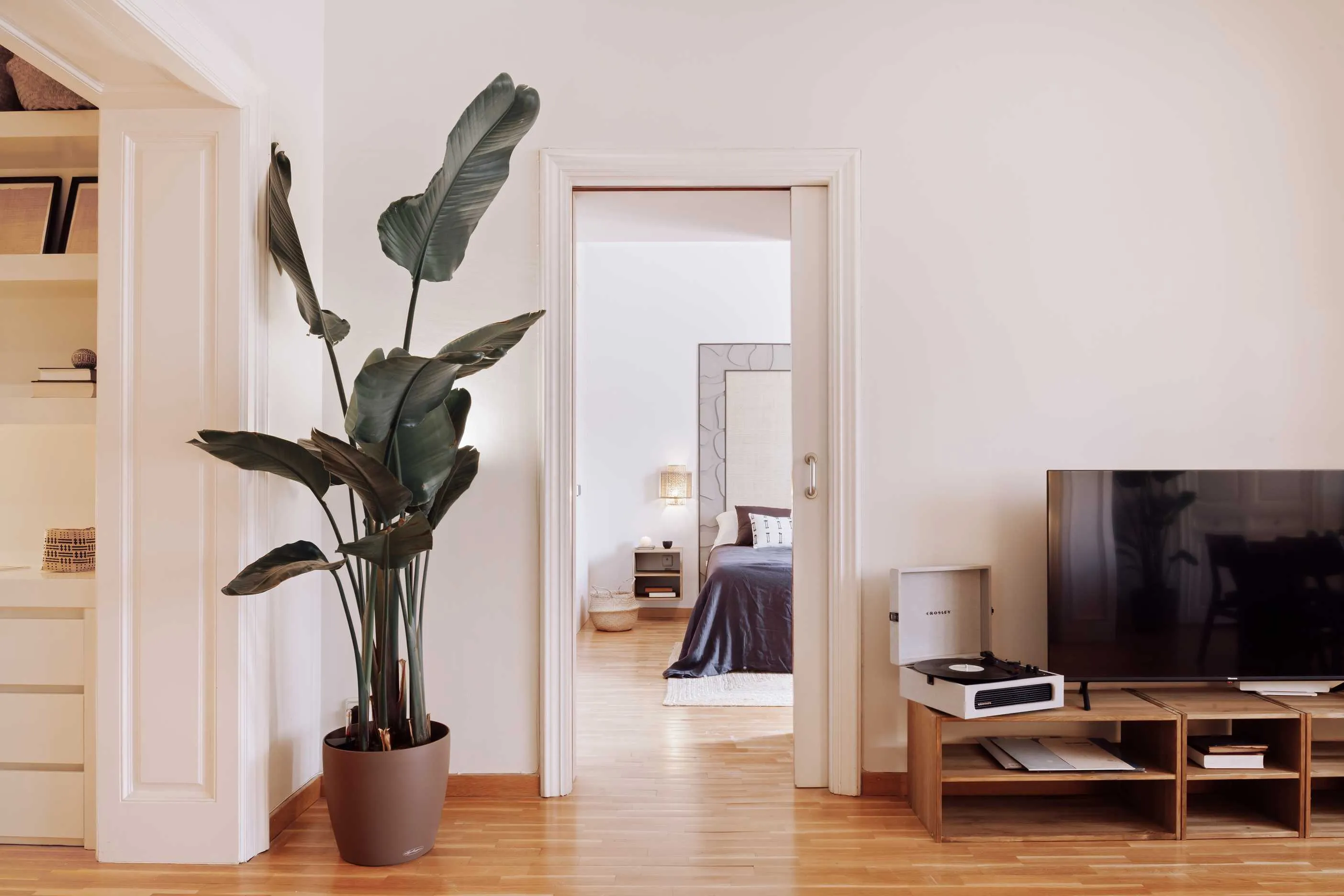 Designer City Flat With Pro Workspace & Gigabit Internet In Barcelona #3