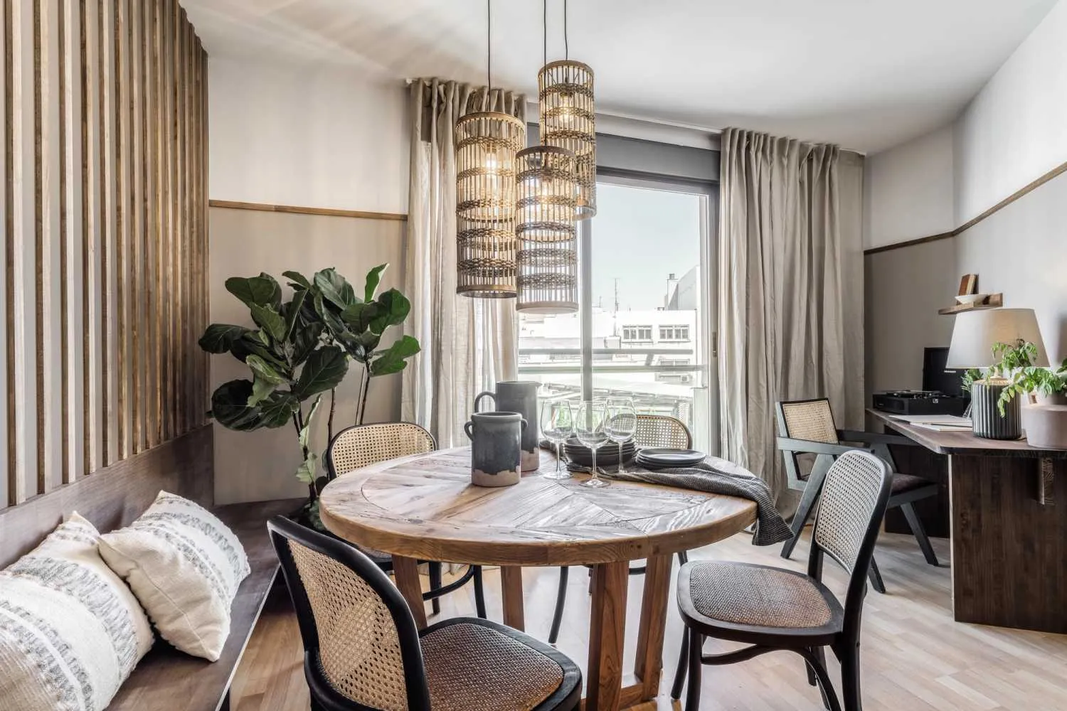 Impressive Madrid Flat With Pro Monitors & High-speed Fiber For Remote Work Success #3