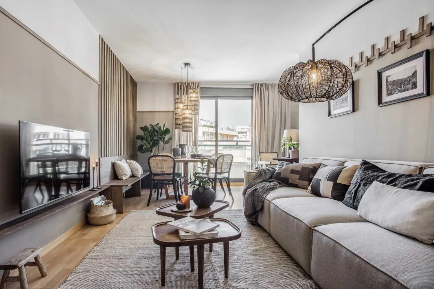Impressive Madrid Flat With Pro Monitors & High-speed Fiber For Remote Work Success #2