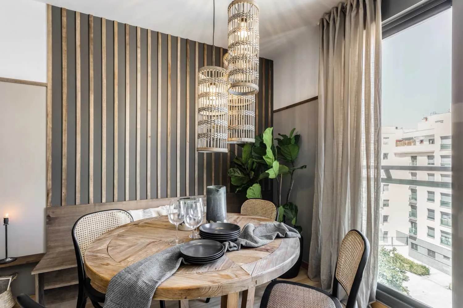Impressive Madrid Flat With Pro Monitors & High-speed Fiber For Remote Work Success #4