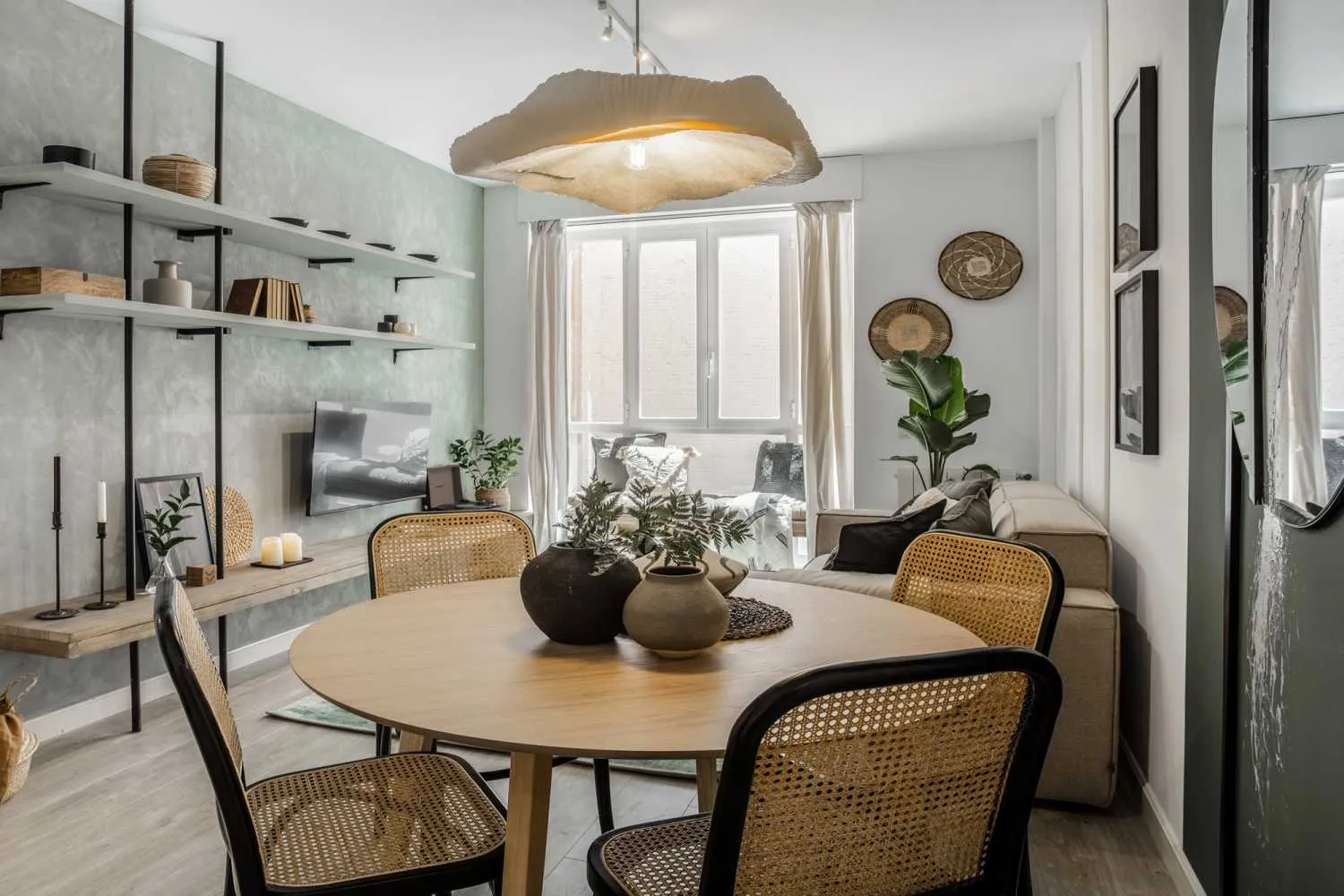 Sleek Madrid Flat With High-speed Fiber & Pro Workspace For Digital Nomads #4