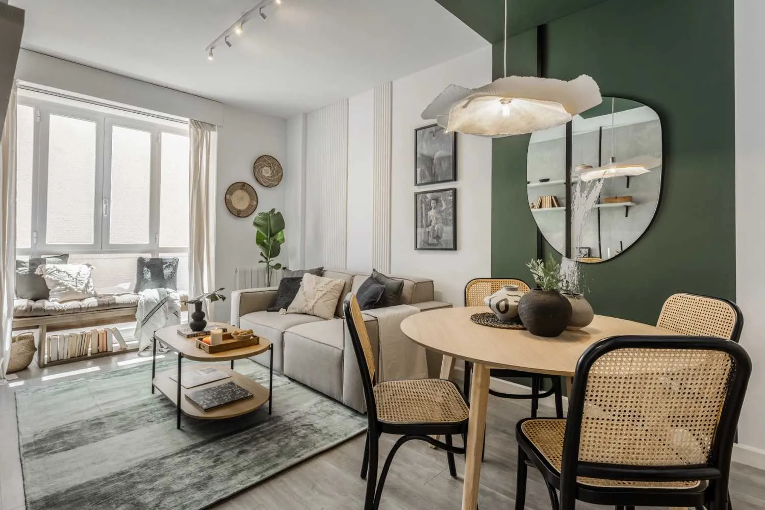 Sleek Madrid Flat With High-speed Fiber & Pro Workspace For Digital Nomads #2
