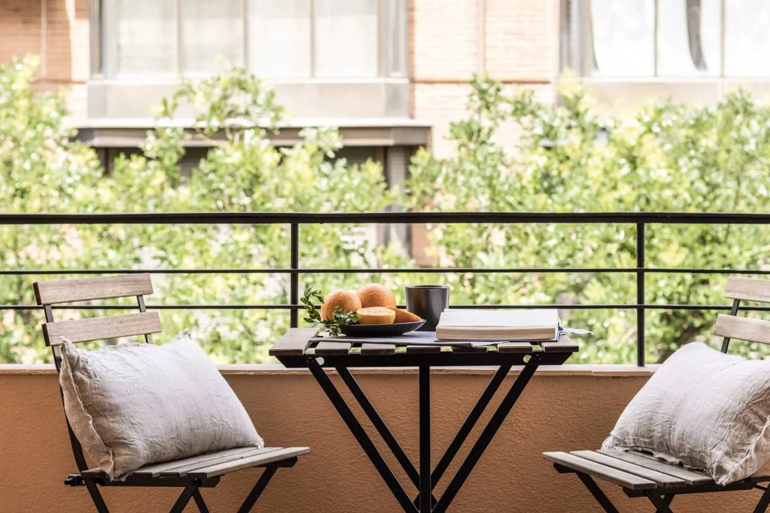 Sleek Madrid Flat With Ultra-fast Wifi, Pro Monitors & Chef's Kitchen For Remote Work #5