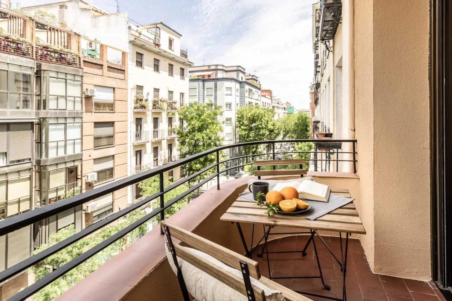 Sleek Madrid Flat With Ultra-fast Wifi, Pro Monitors & Chef's Kitchen For Remote Work #4