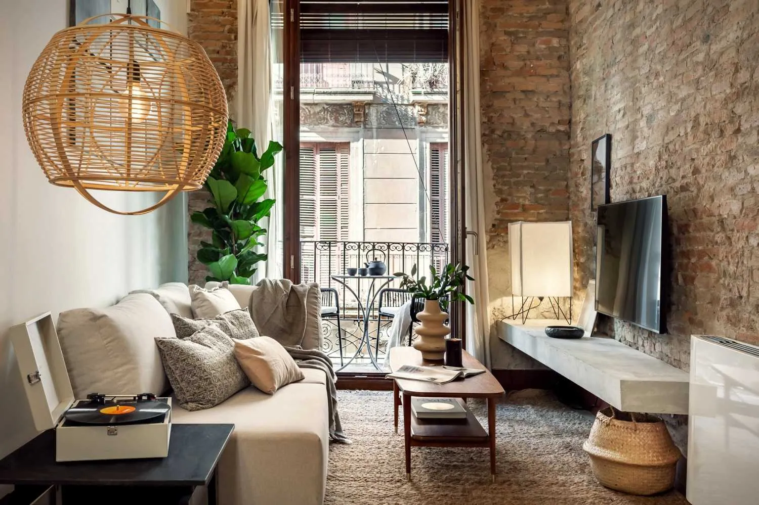 Urban Barcelona Flat With Premium Workspace & High-speed Fiber For Remote Work Success #4