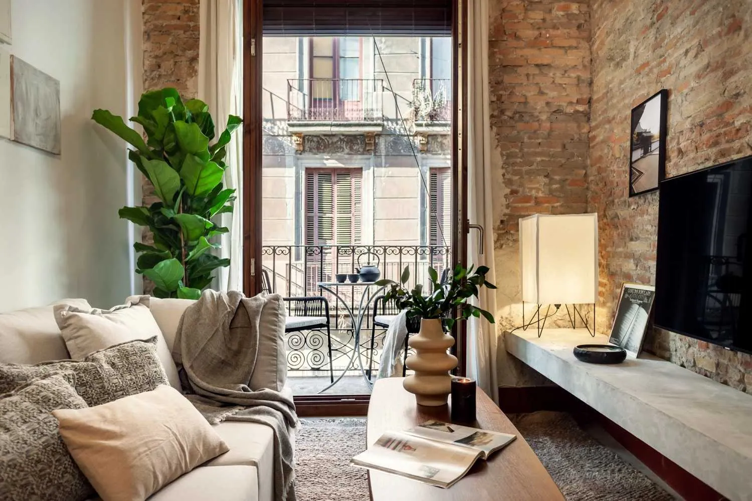 Urban Barcelona Flat With Premium Workspace & High-speed Fiber For Remote Work Success #5