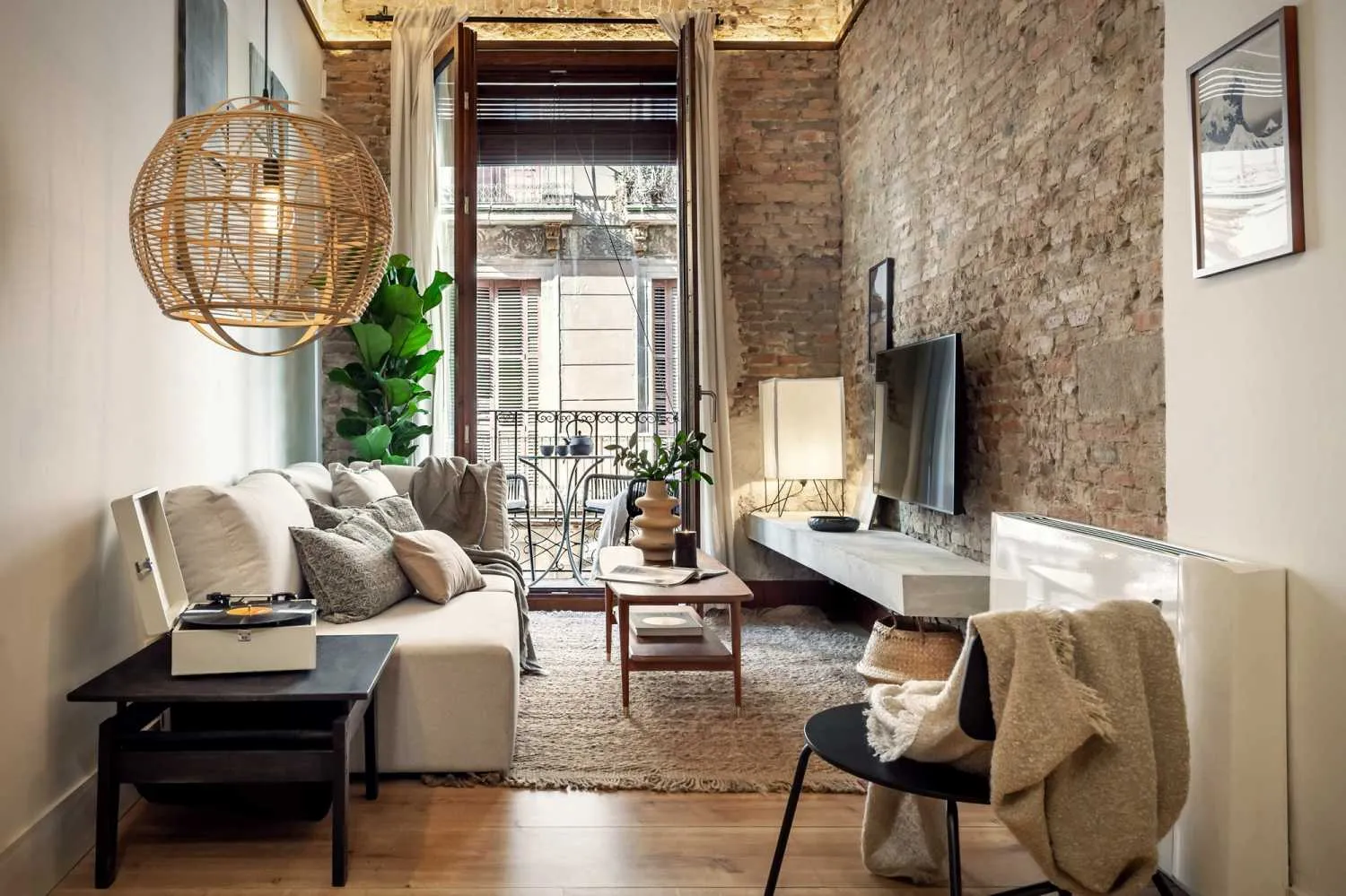 Urban Barcelona Flat With Premium Workspace & High-speed Fiber For Remote Work Success #3