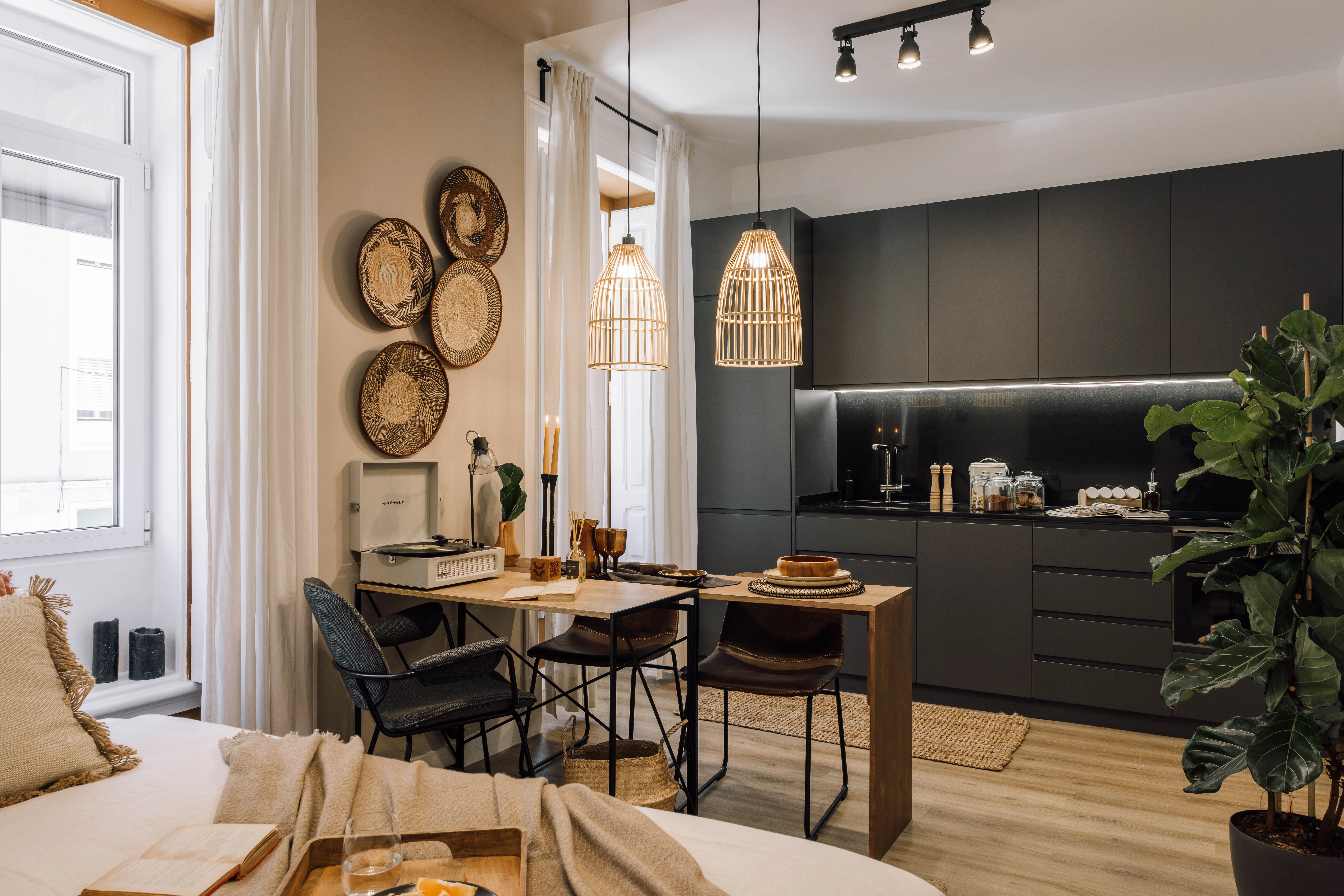 Designer Lisbon Studio With Private Office, Ultra-fast Wifi & Streaming-ready Setup #4