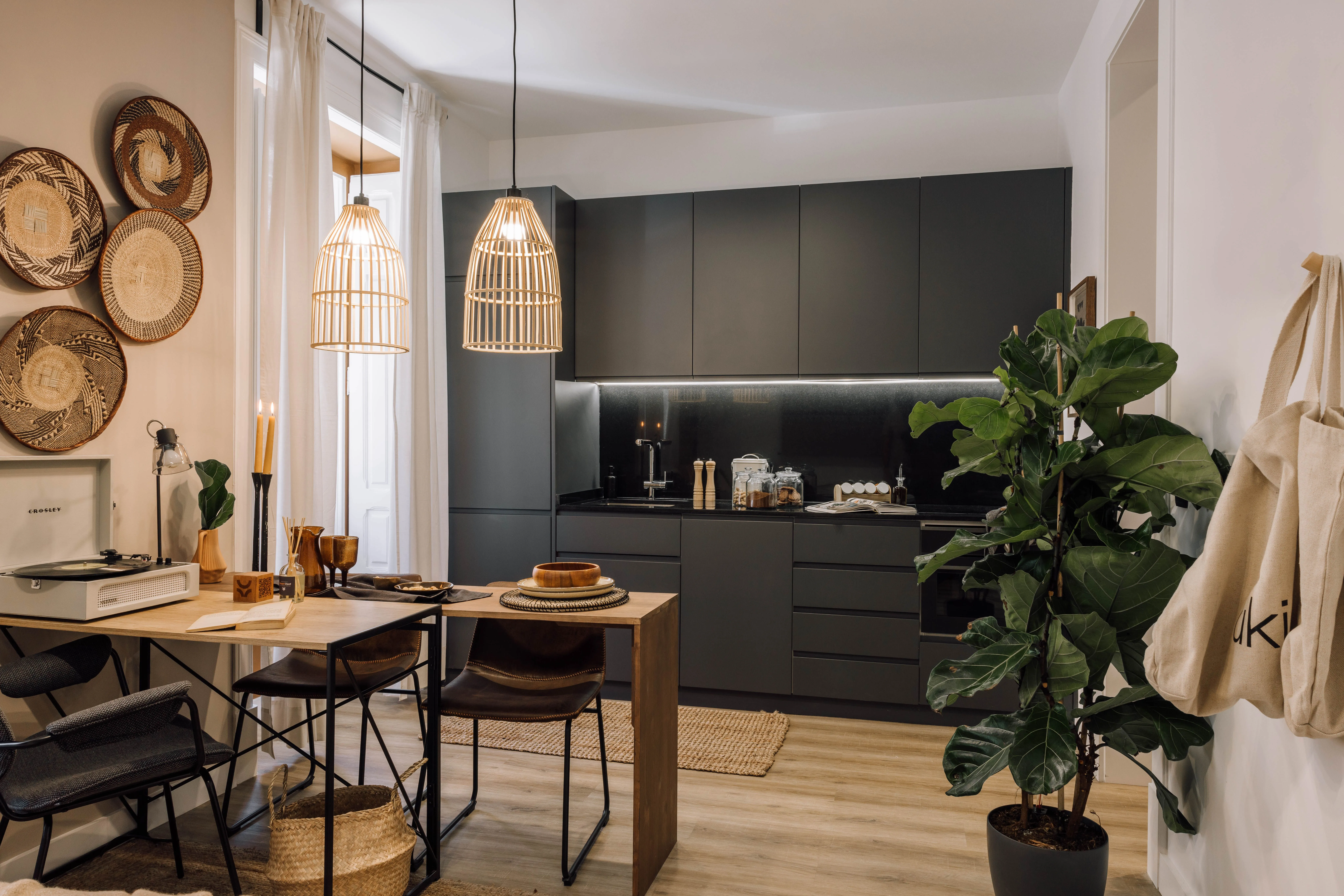 Designer Lisbon Studio With Private Office, Ultra-fast Wifi & Streaming-ready Setup #5