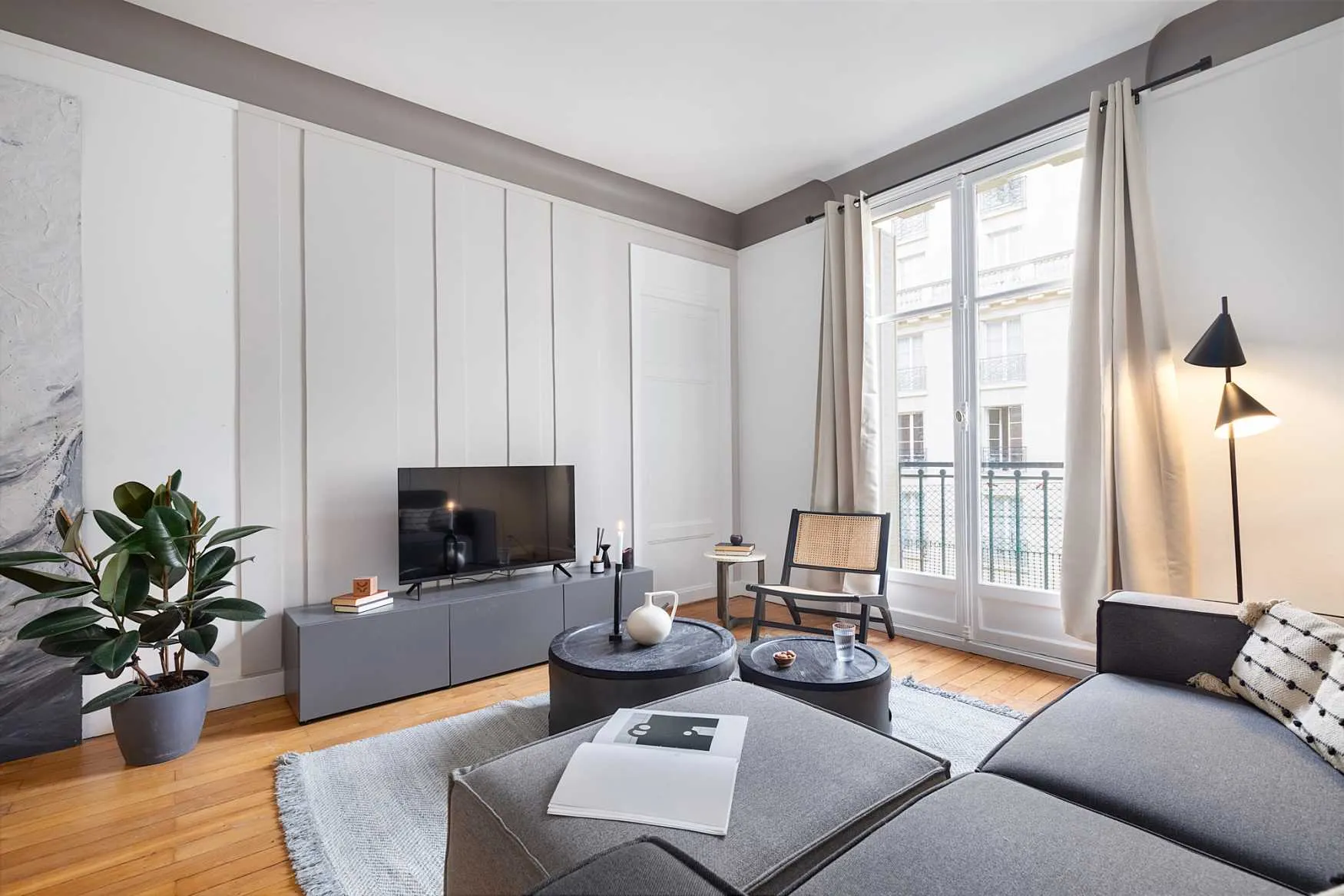 Stylish Paris Flat With Ultra-fast Wifi, Dual Monitors & Pro Workspace For Remote Work #3