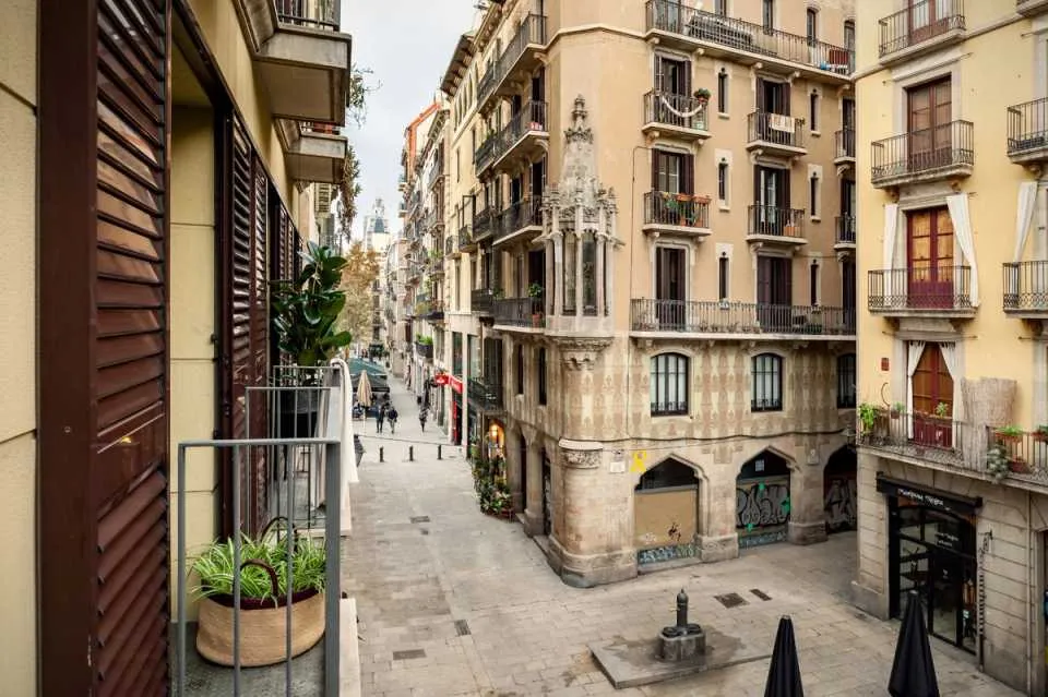 Contemporary 60m2 Flat With High-speed Fiber & Dual Monitors In Barcelona #3